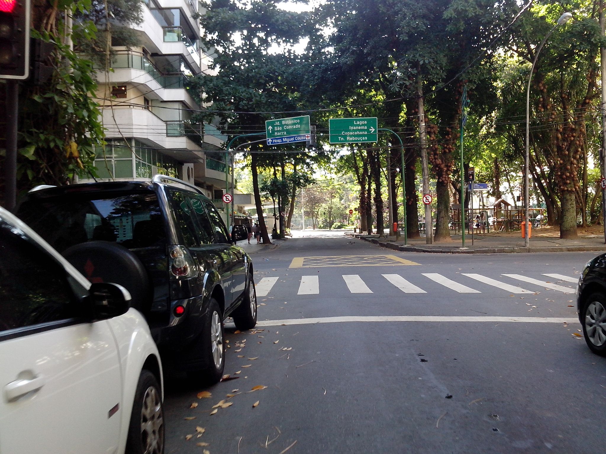 Street-level view near Edifício Polux, Leblon
