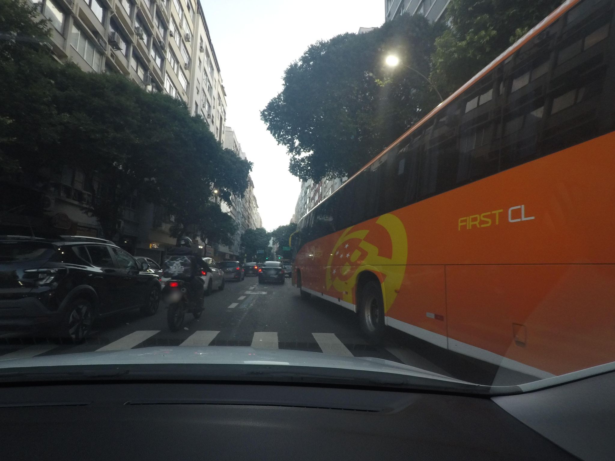Street-level view near Edifício Polybio, Copacabana
