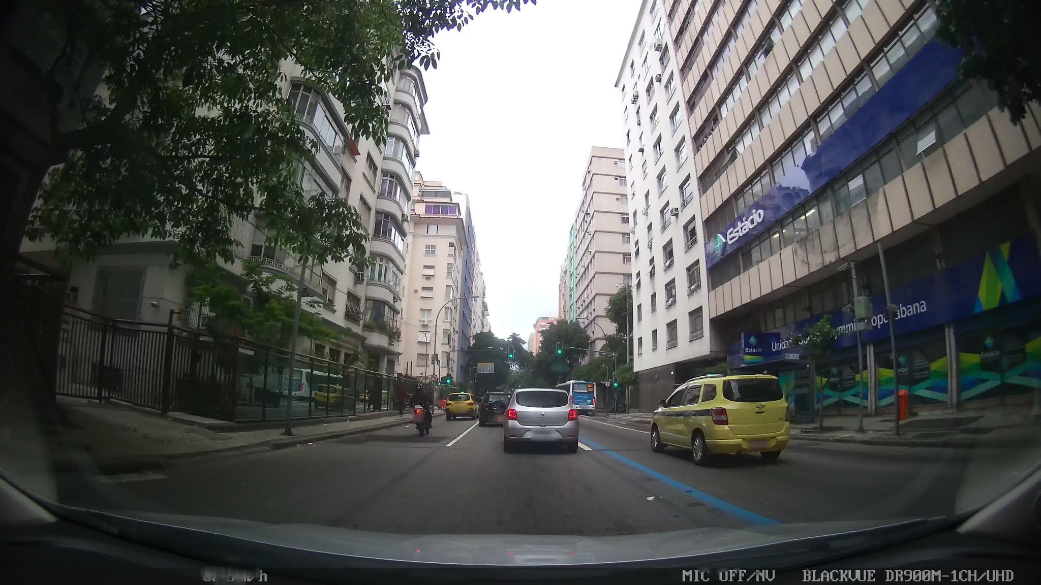 Street-level view near Edifício Pompéia, Copacabana