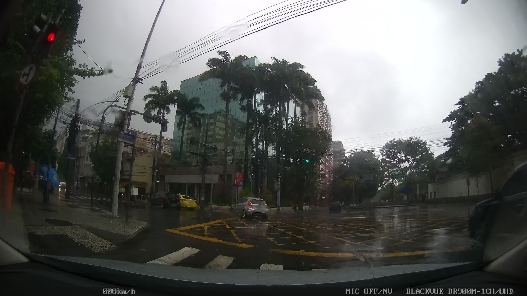 Street-level view near Edifício Ponte de Tábuas, Jardim Botânico