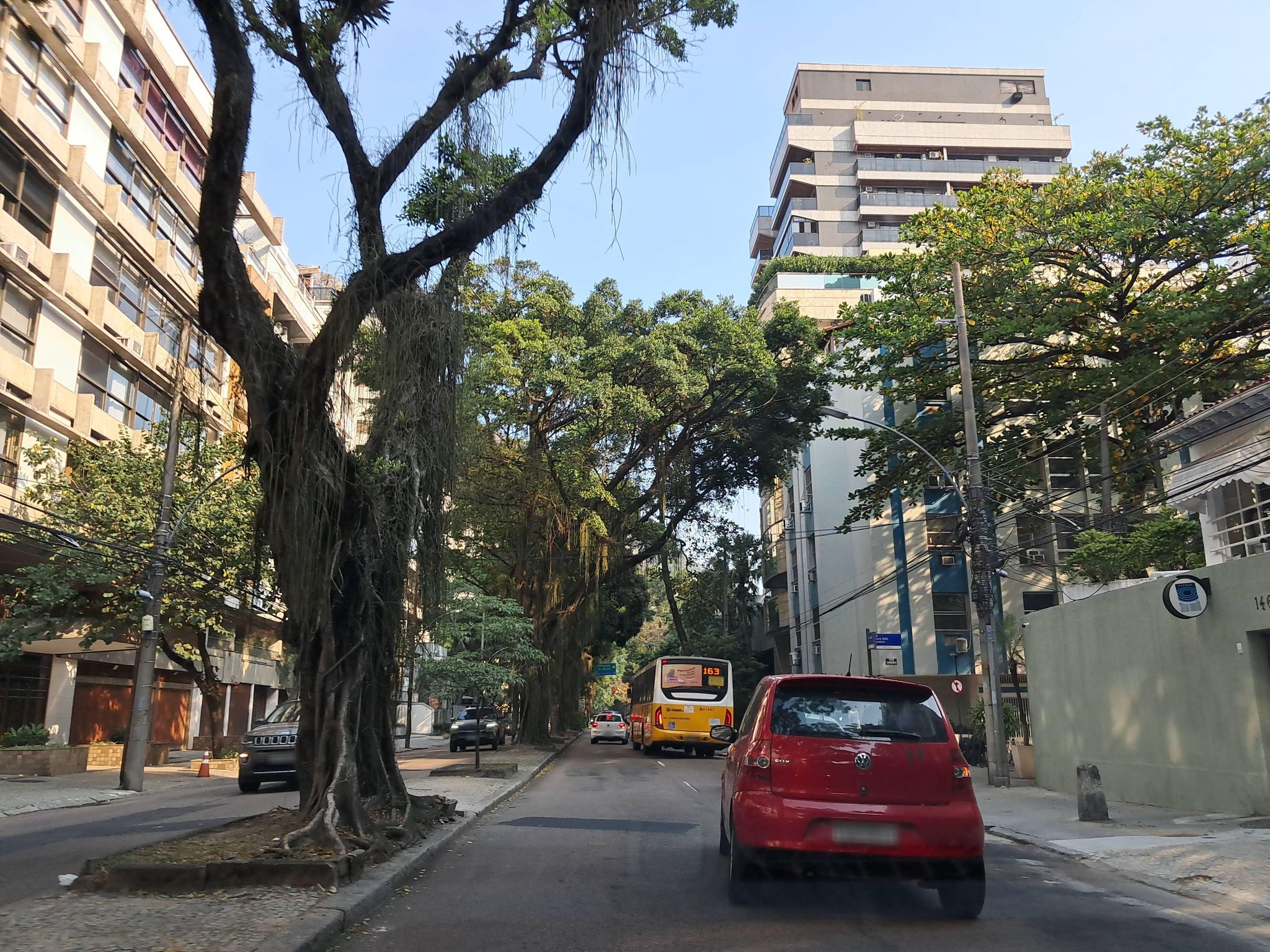 Street-level view near Edifício Pontenedra, Lagoa