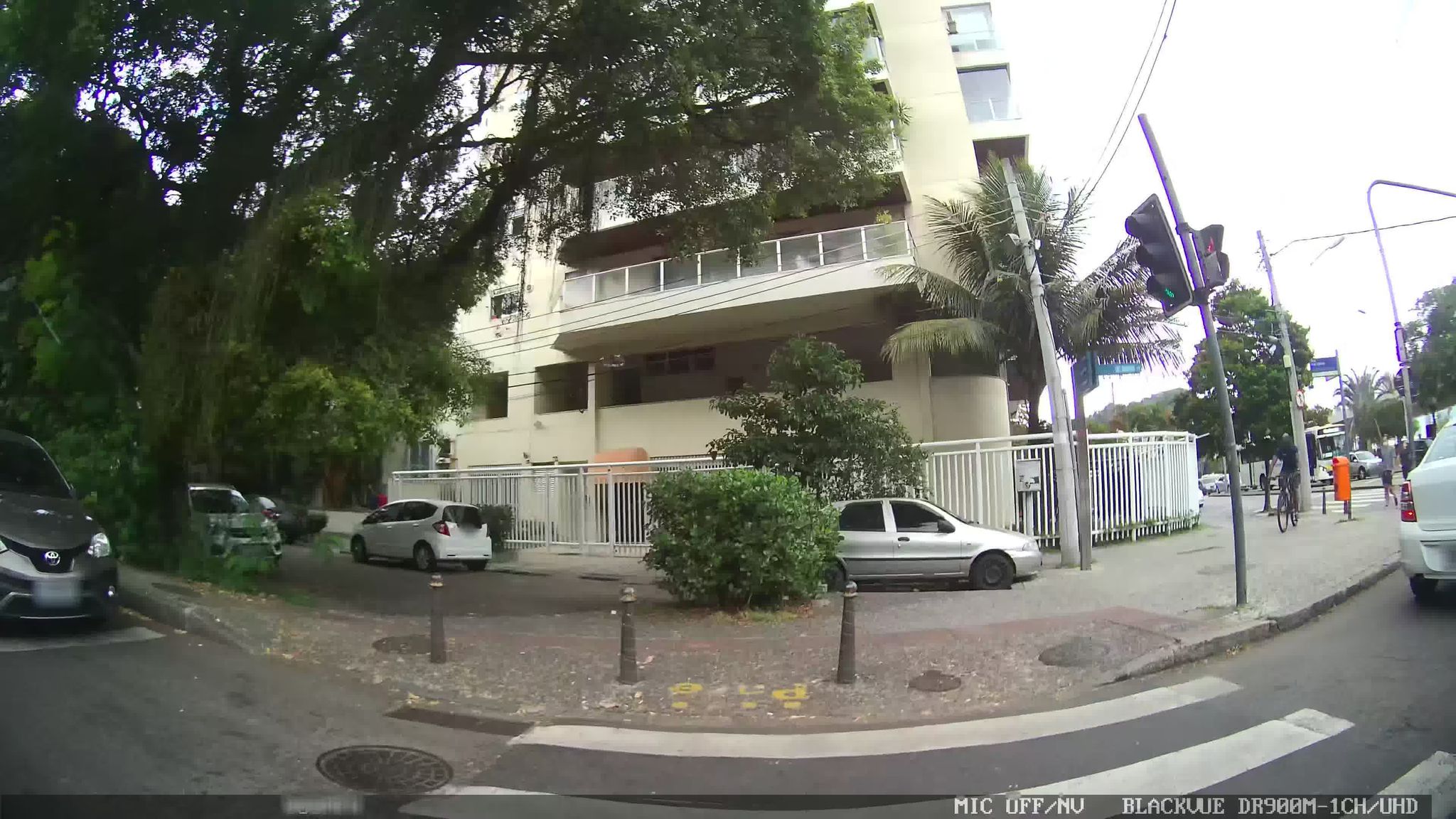 Street-level view near Edifício Portal da Lagoa, Ipanema