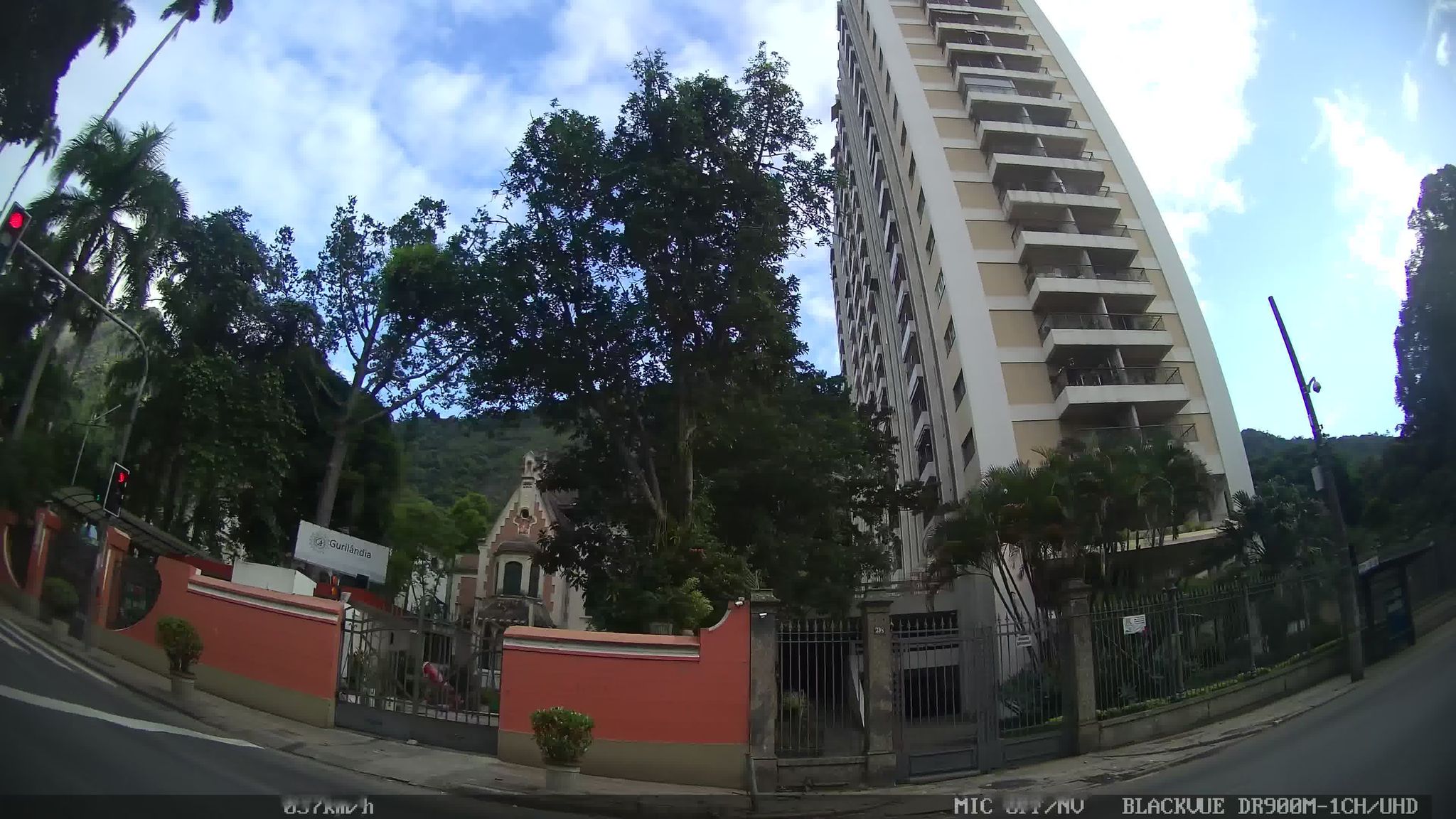 Street-level view near Edifício Porto de Mônaco, Botafogo