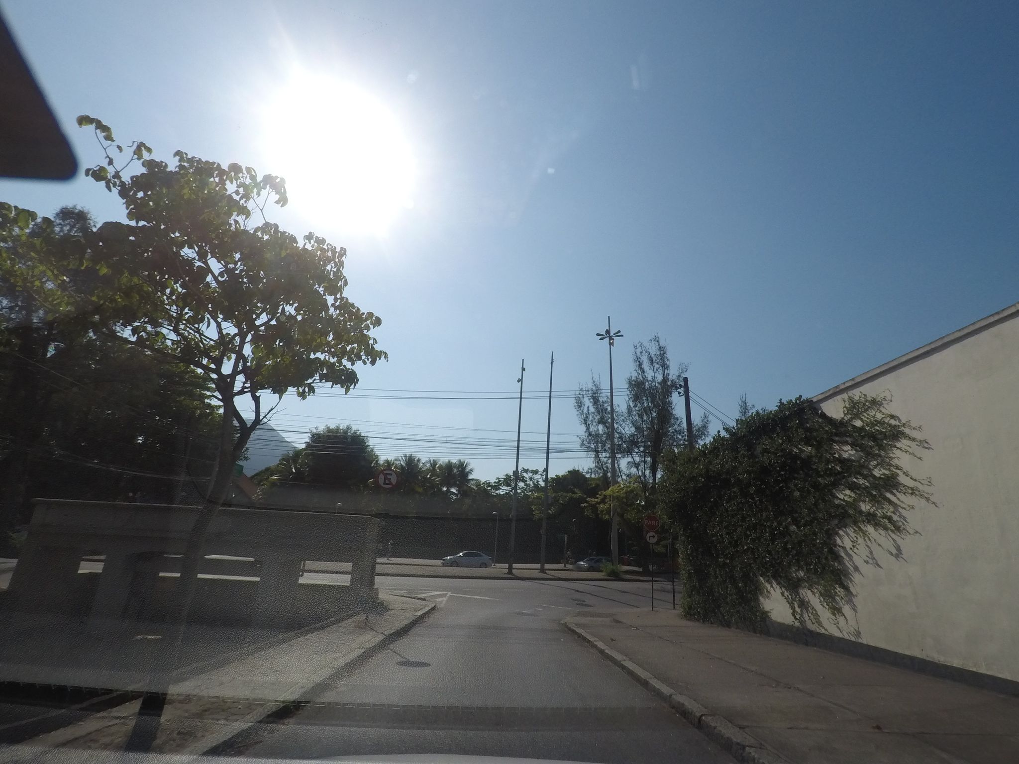 Street-level view near Edifício Porto Lorena, Lagoa