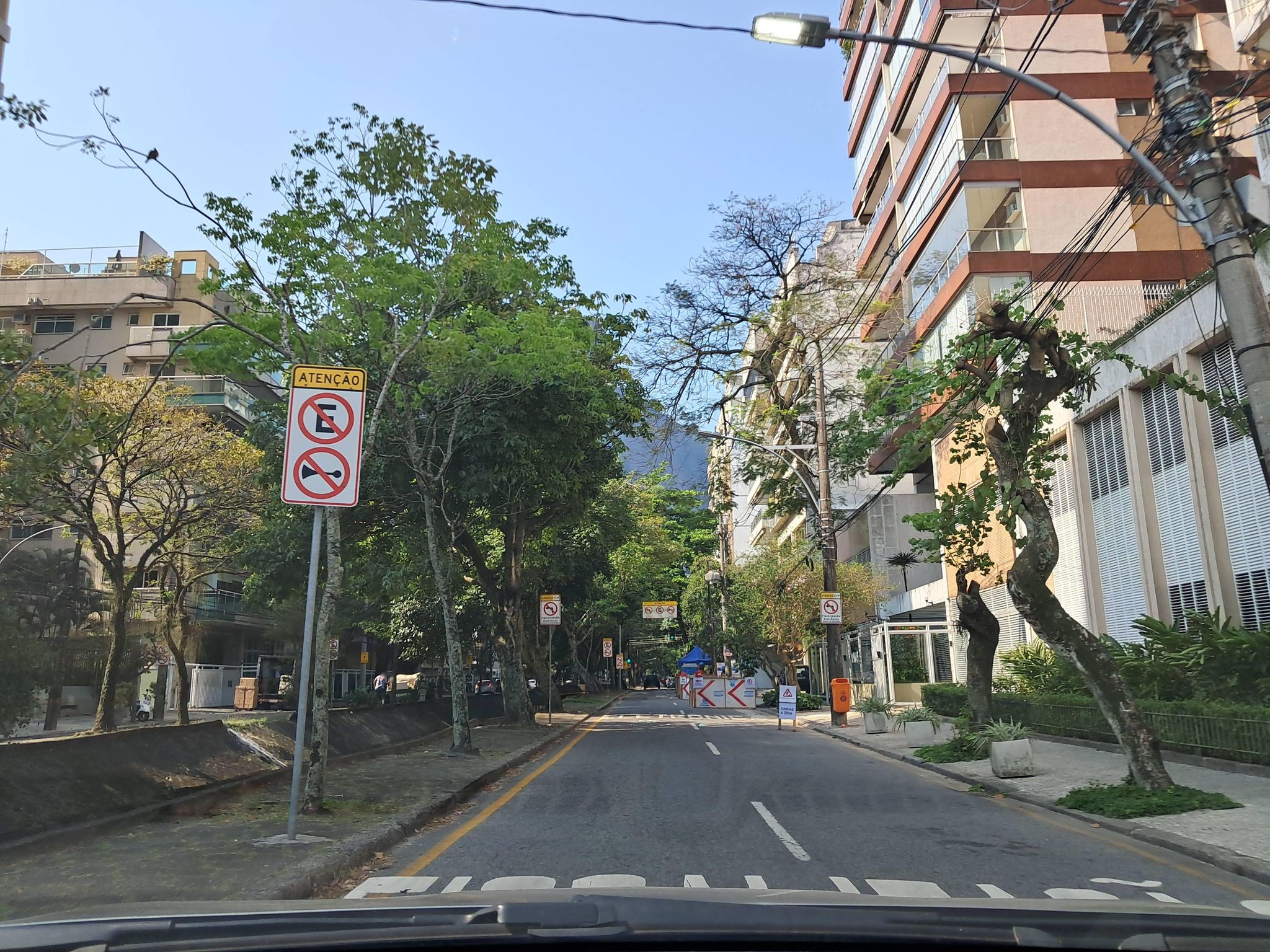 Street-level view near Edifício Porto Lorena, Jardim Botânico