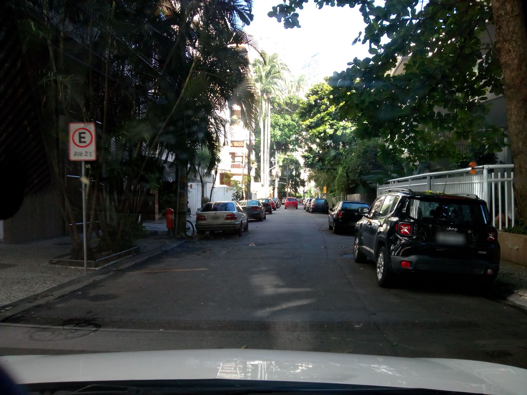 Street-level view near Edifício Porto Principe, Leblon