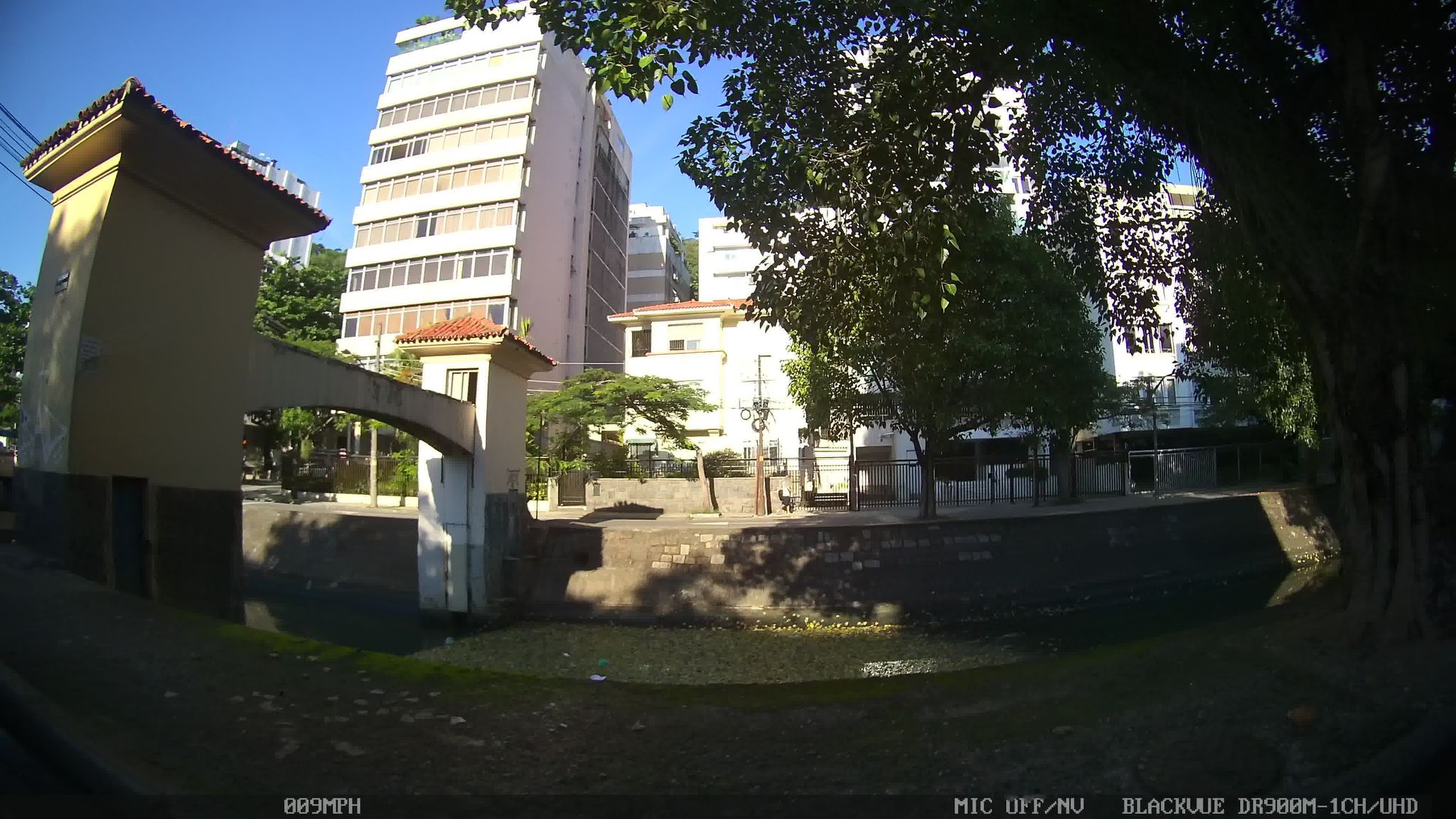 Street-level view near Edifício Porto Real, Leblon