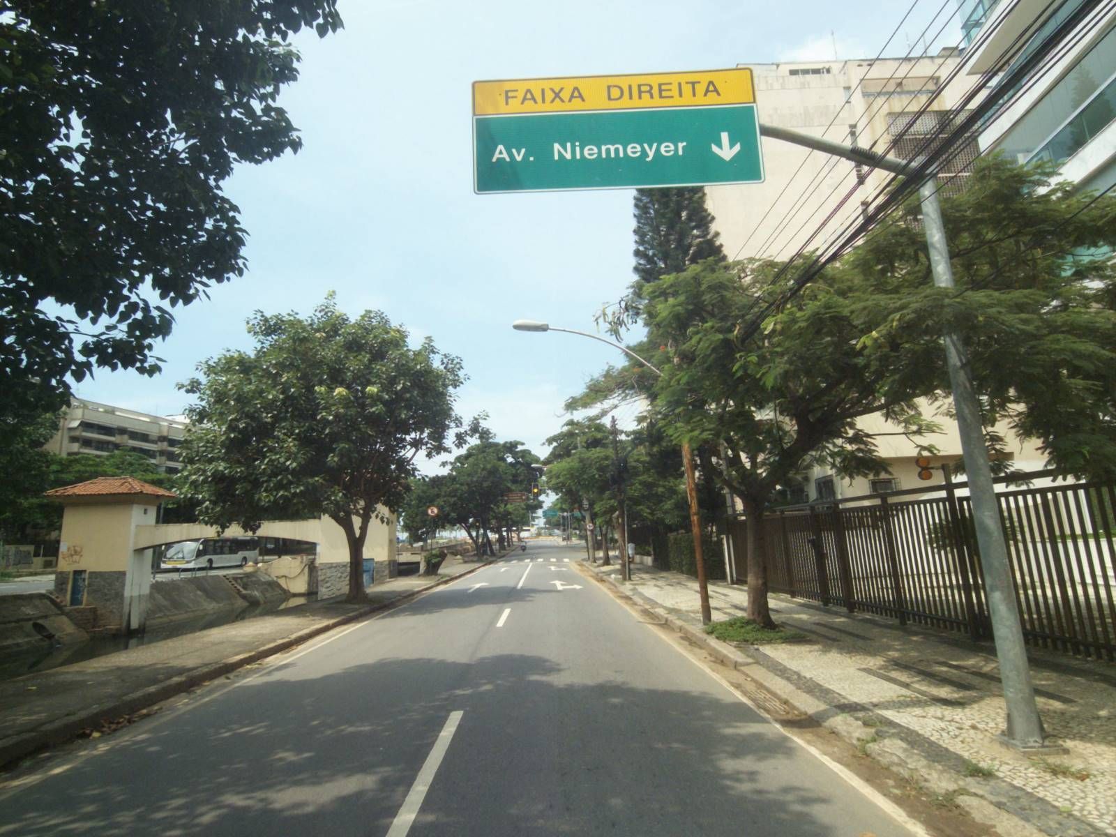 Street-level view near Edifício Porto Real, Gávea