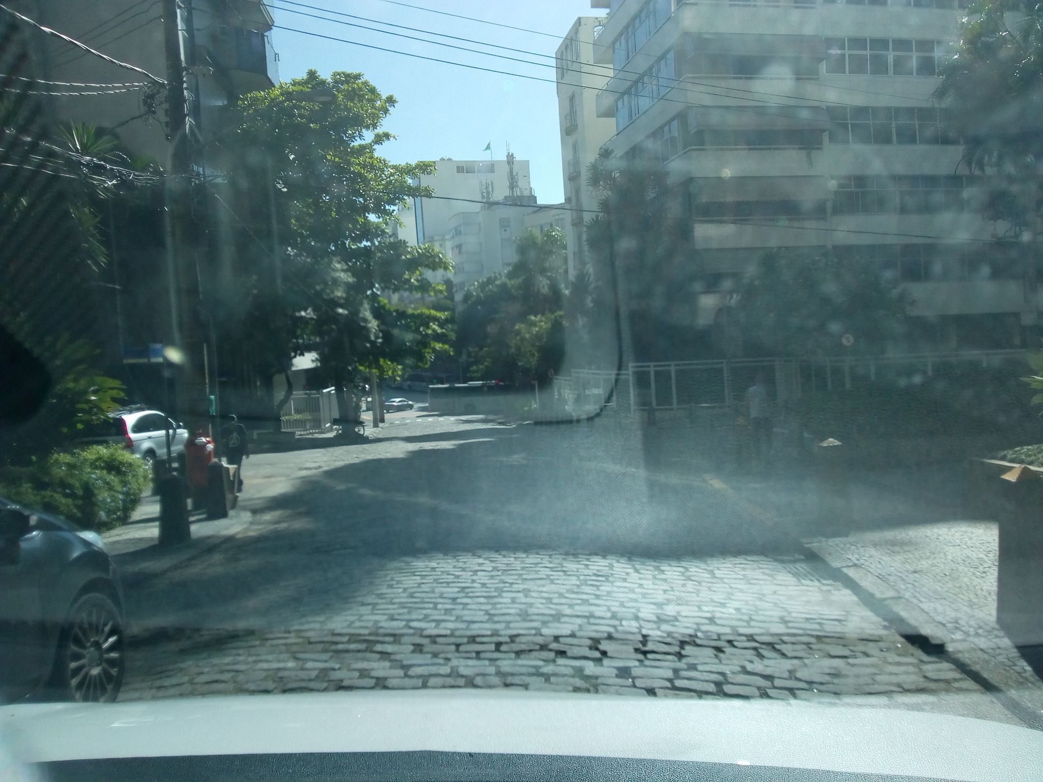 Street-level view near Edifício Porto Rico, Leblon