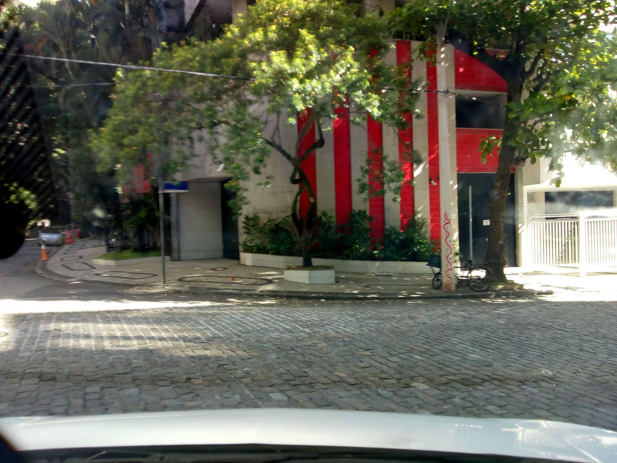 Street-level view near Edifício Porto Rico, Vidigal