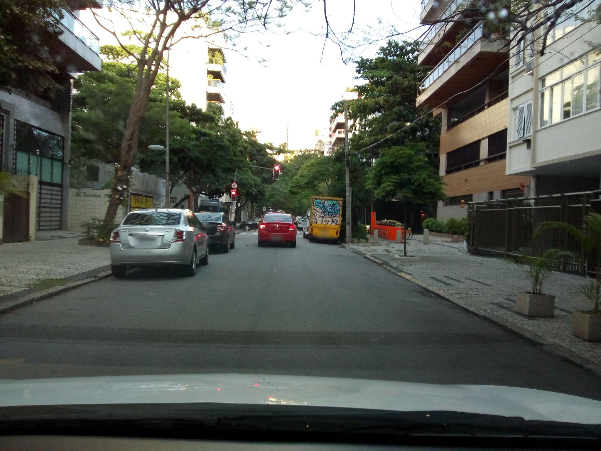 Street-level view near Edifício Porto Rino, Ipanema