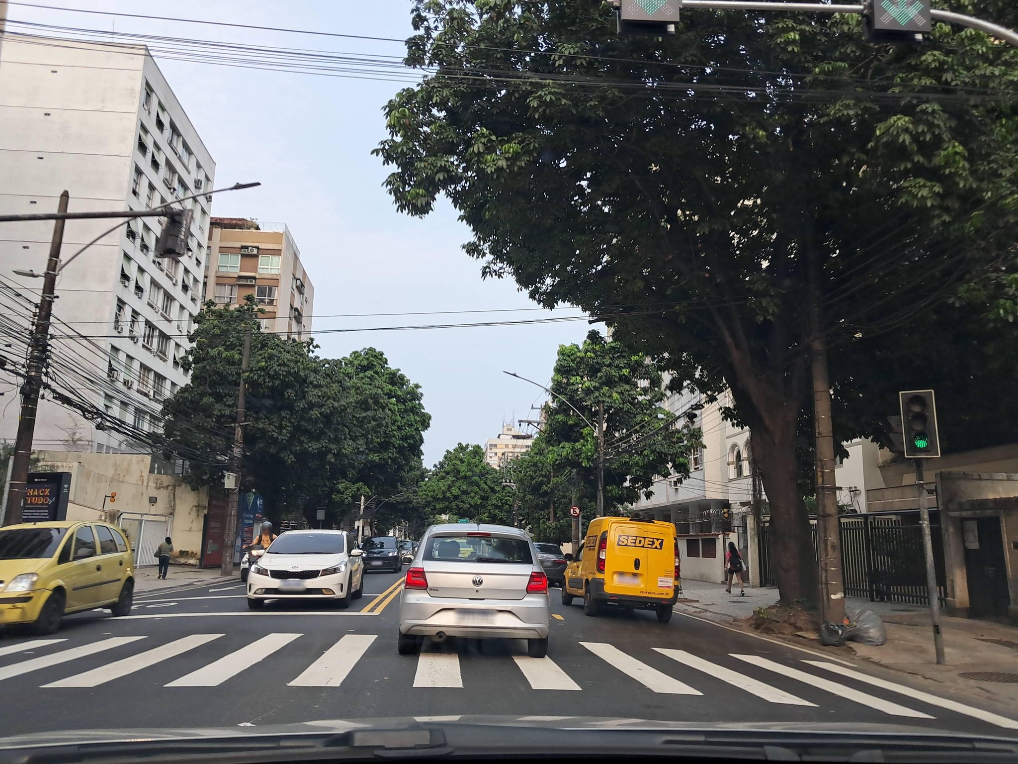 Street-level view near Edifício Porto Seguro, Jardim Botânico