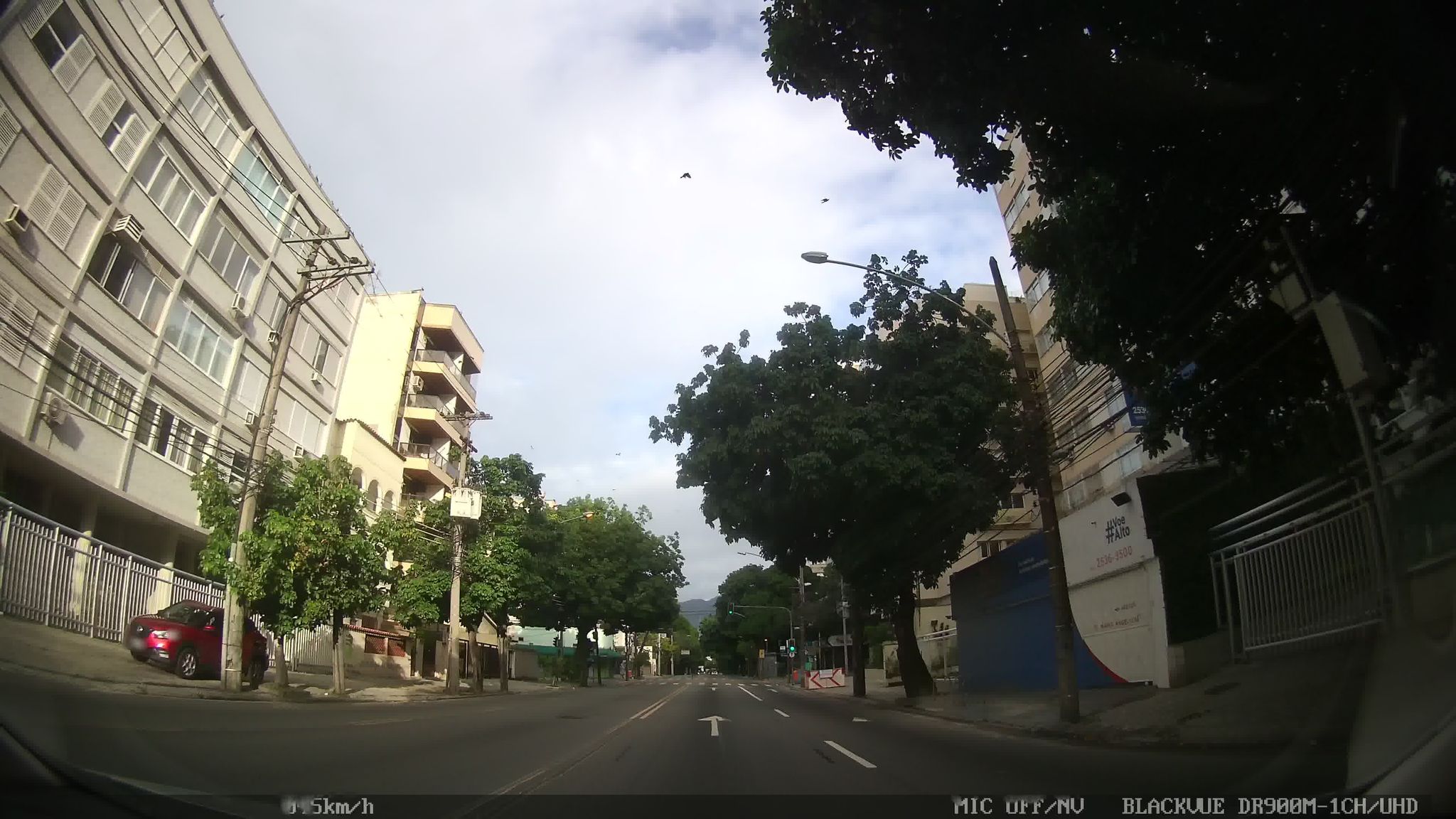 Street-level view near Edifício Porto Seguro, Gávea