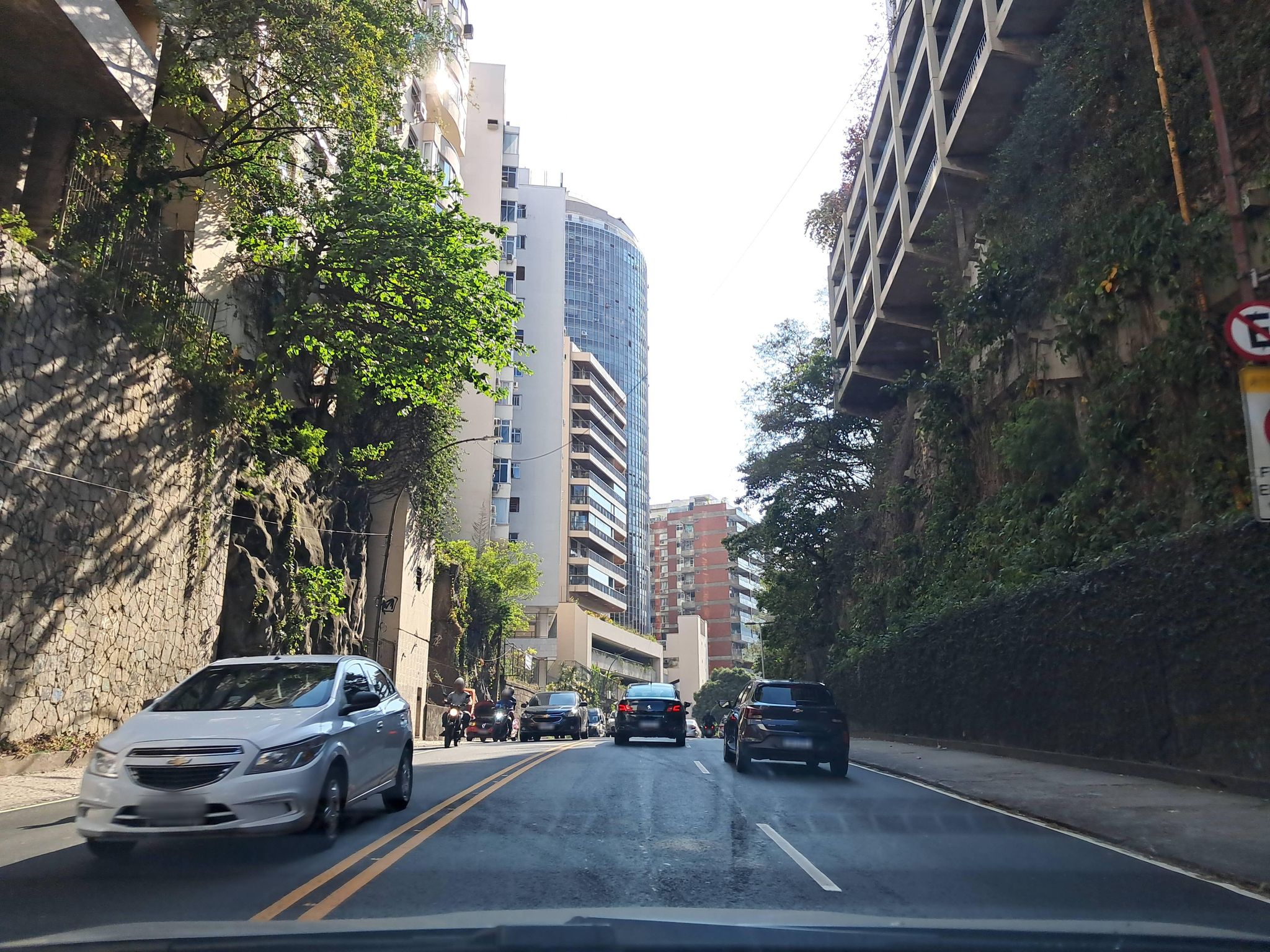 Street-level view near Edifício Porto Sul, Copacabana