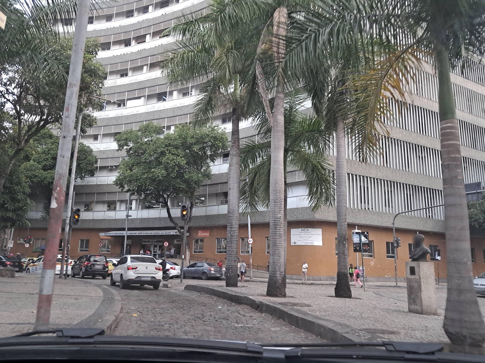 Street-level view near Edifício Praça Cruz Vermelha, Centro