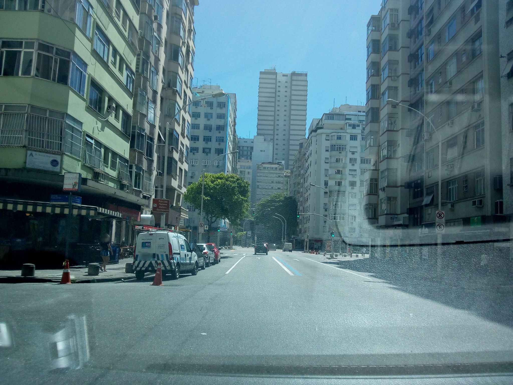 Street-level view near Edifício Prado Junior, Copacabana