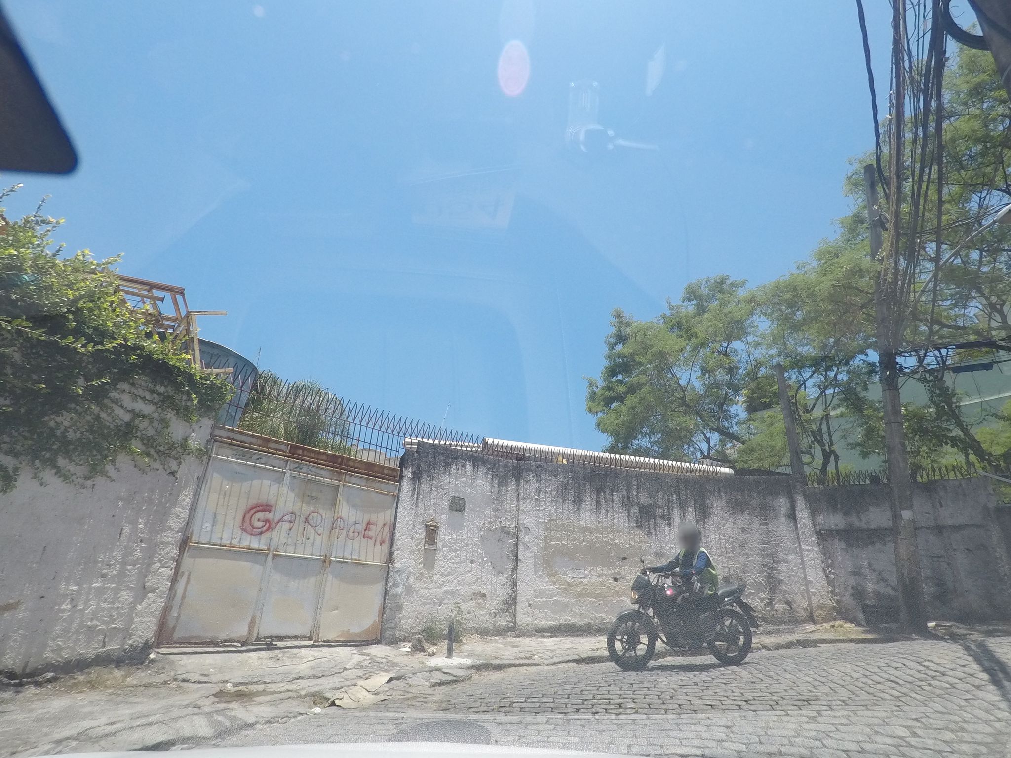 Street-level view near Edifício Praia Bela, Copacabana