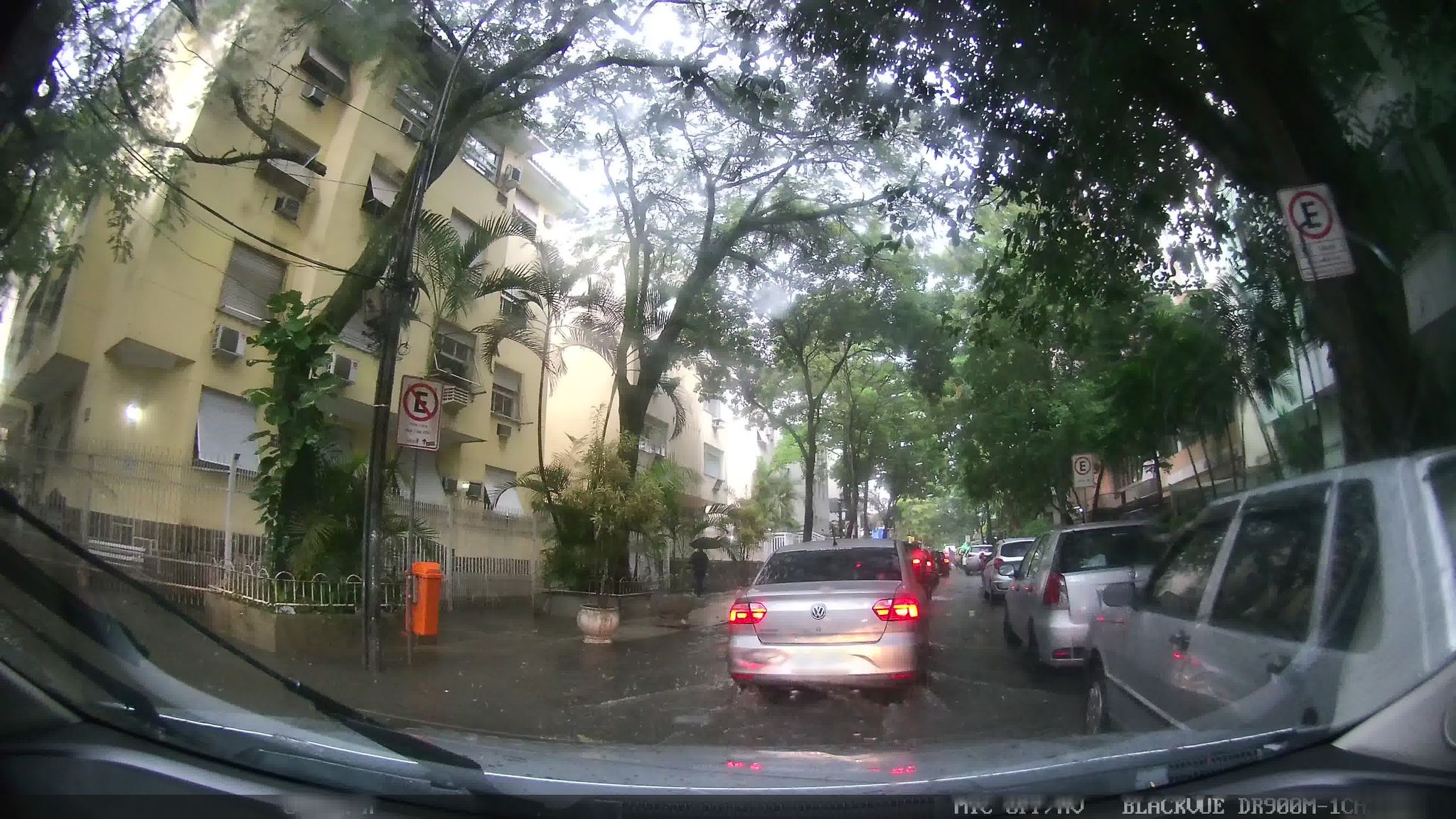 Street-level view near Edifício Praia de Arembepe, Ipanema