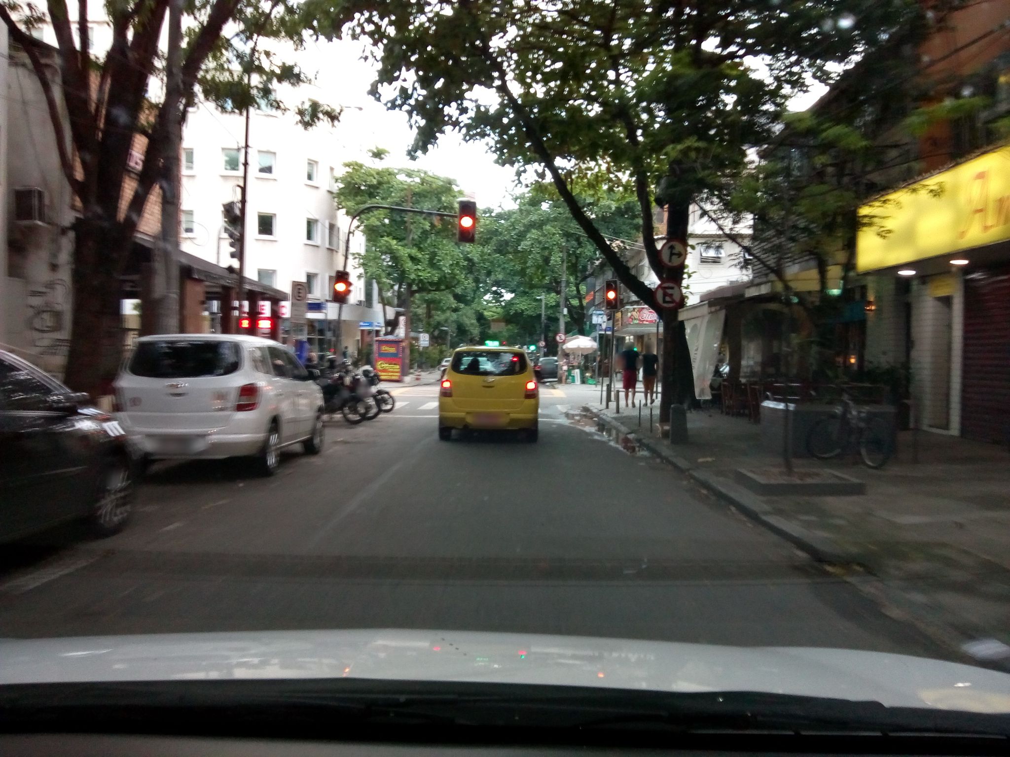 Street-level view near Edifício Praia de Plata, Ipanema