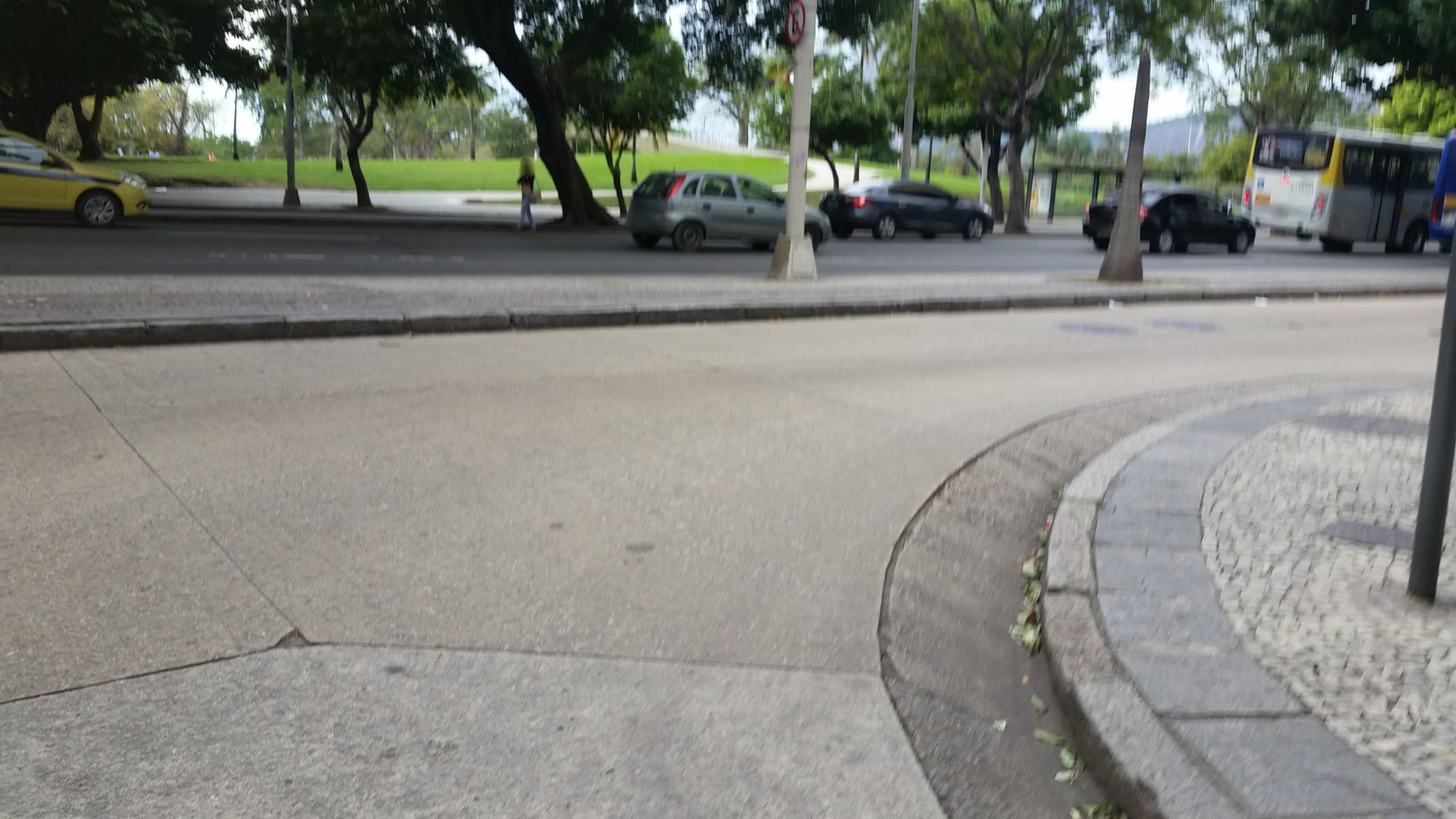 Street-level view near Edifício Praia do Flamengo, Glória