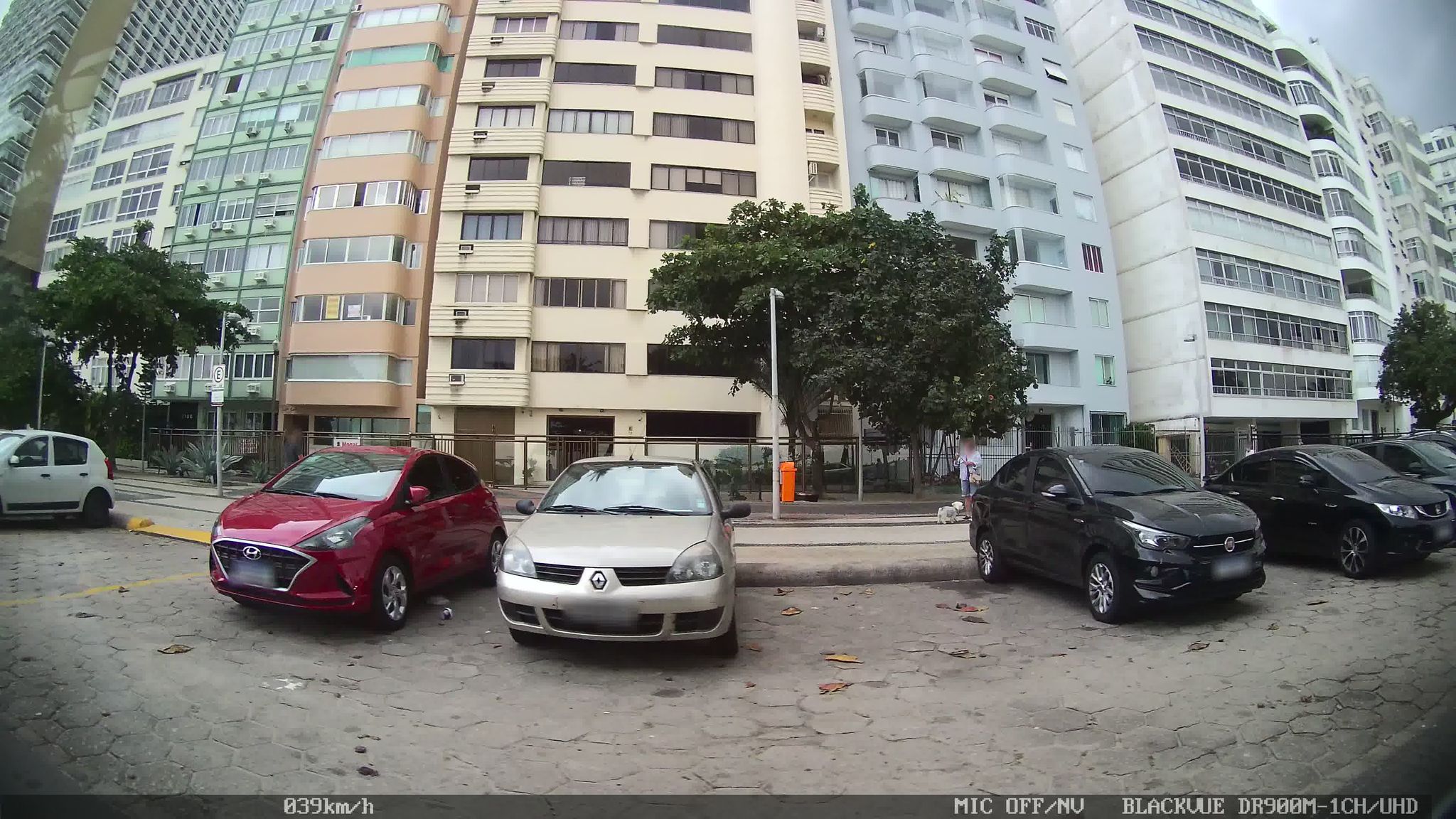 Street-level view near Edifício Praia, Leme