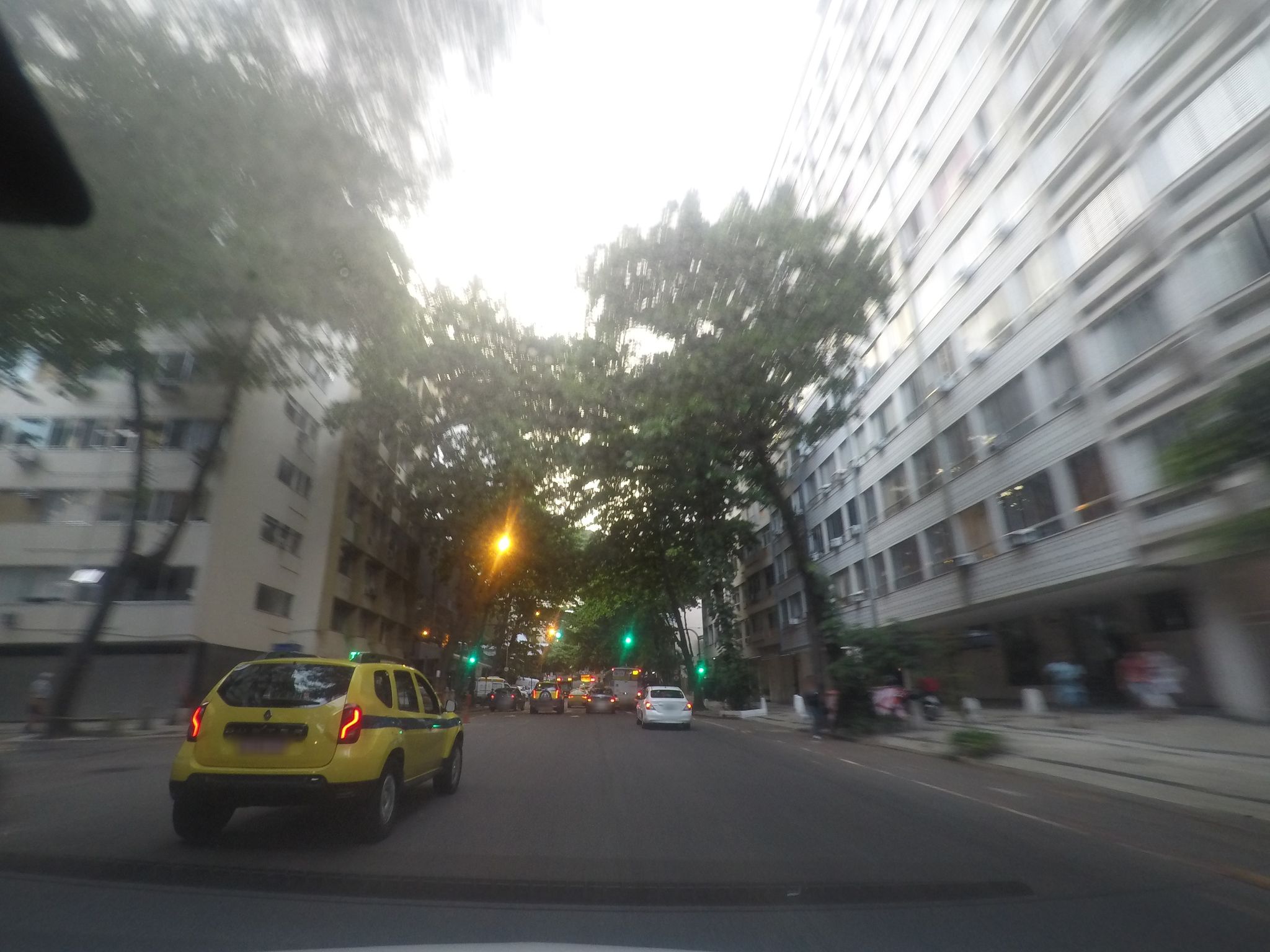 Street-level view near Edifício Praia Linda, Copacabana