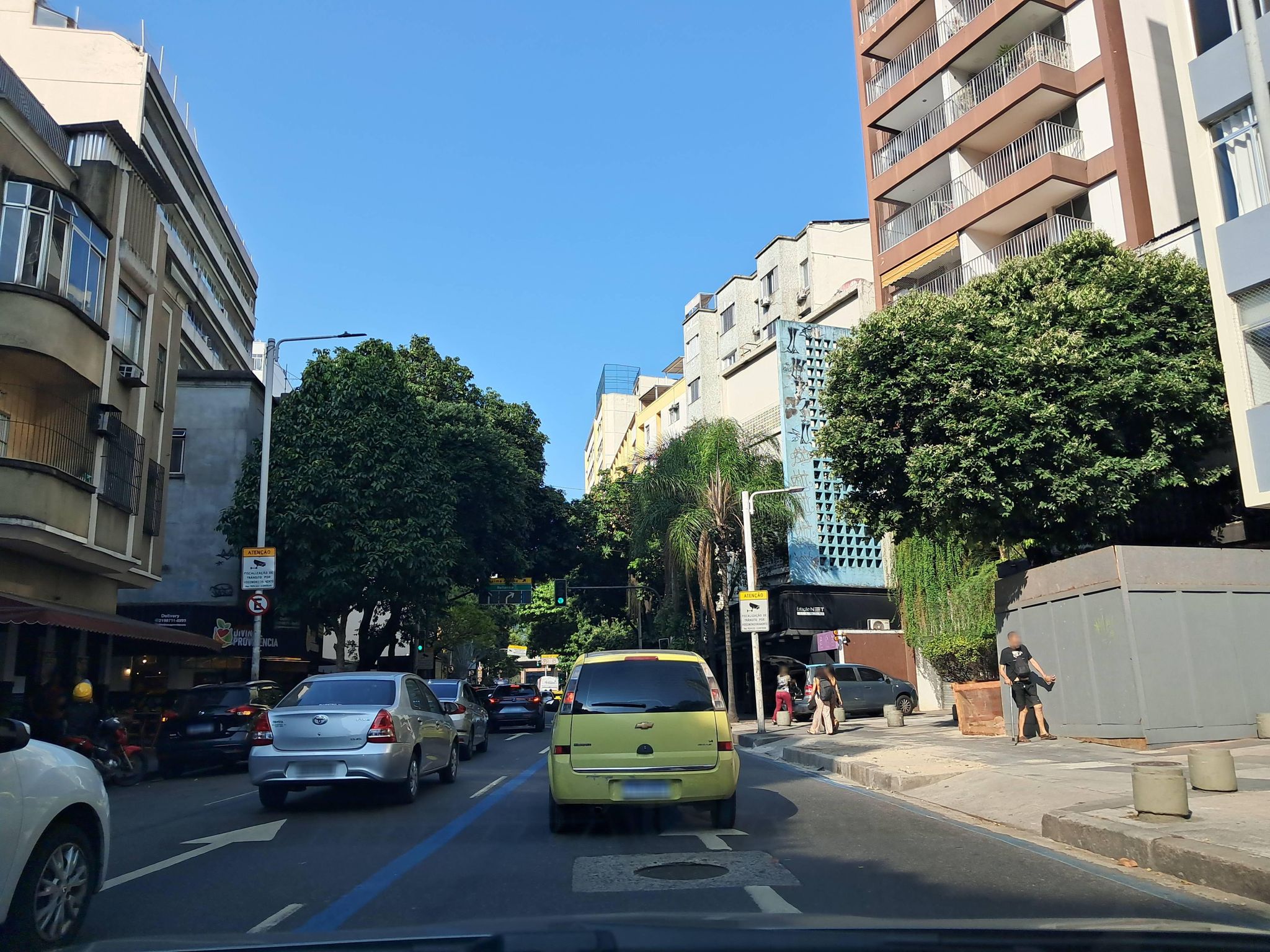 Street-level view near Edifício Praia Nova, Humaitá