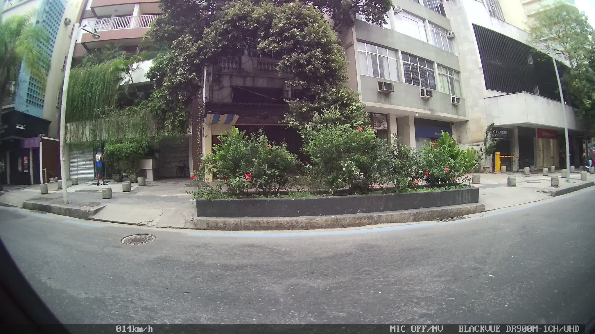 Street-level view near Edifício Praia Nova, Botafogo