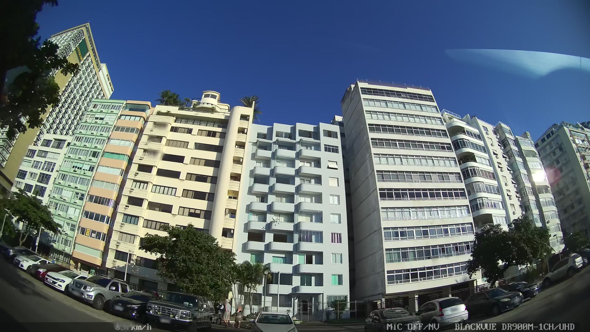 Street-level view near Edifício Praia, Copacabana