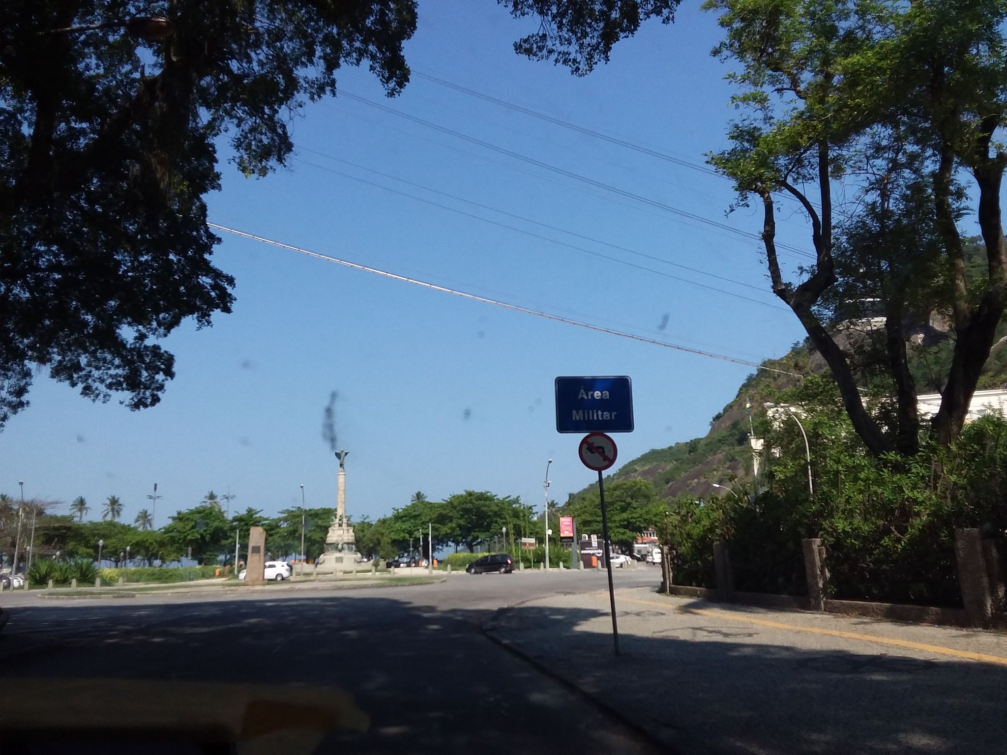 Street-level view near Edifício Praia Vermelha, Urca