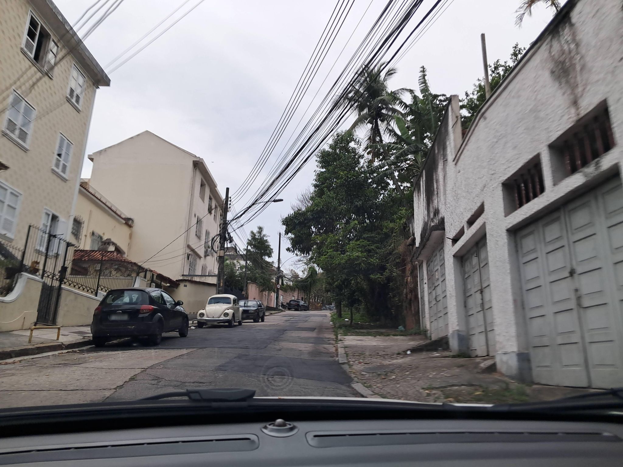 Street-level view near Edifício Prefeito João Felipe, Santa Teresa