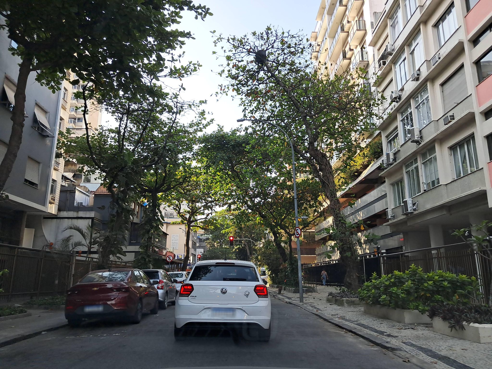 Street-level view near Edifício Prentice Mulford, Lagoa