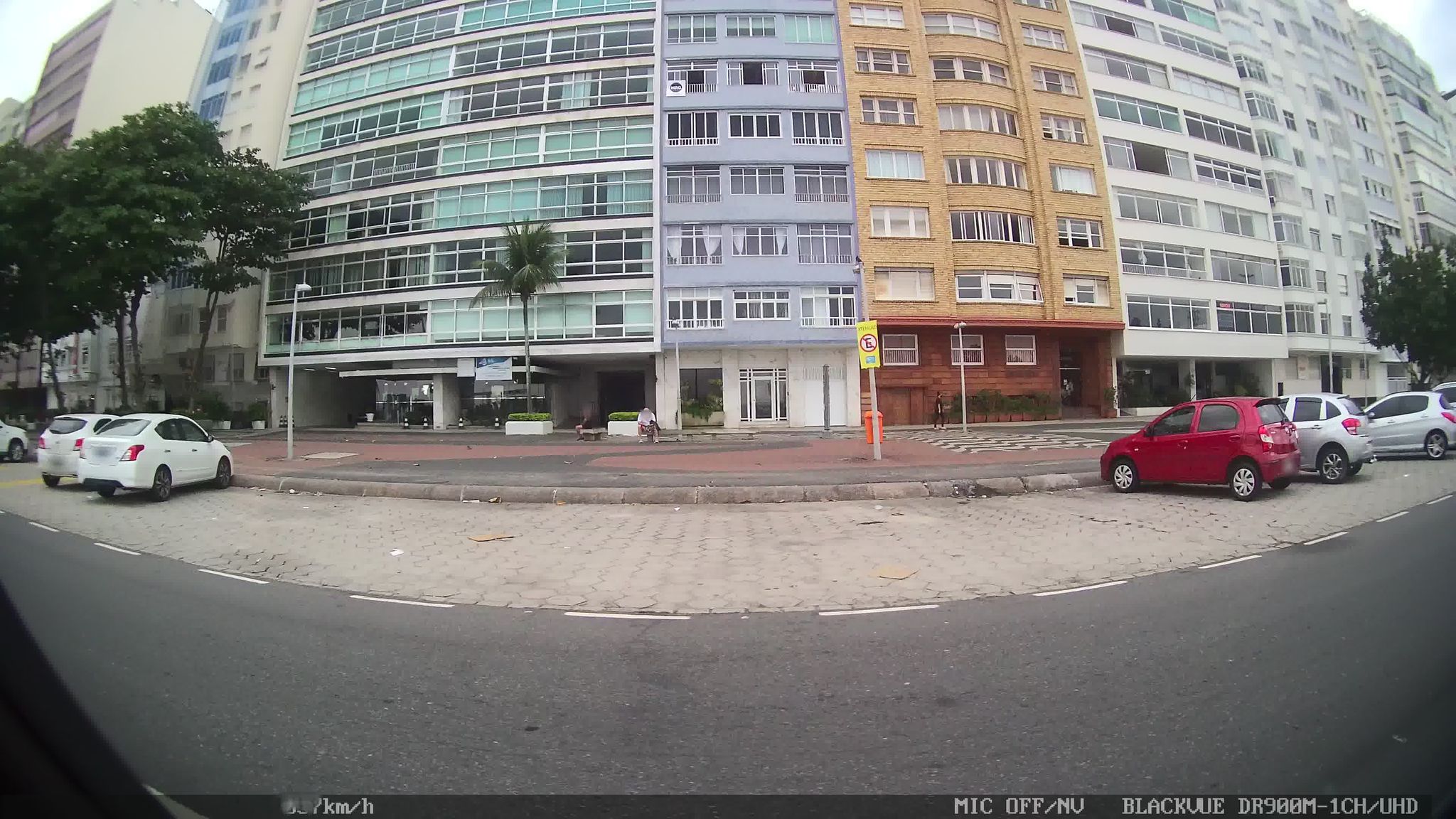 Street-level view near Edíficio Presidente Epitácio Pessoa, Leme