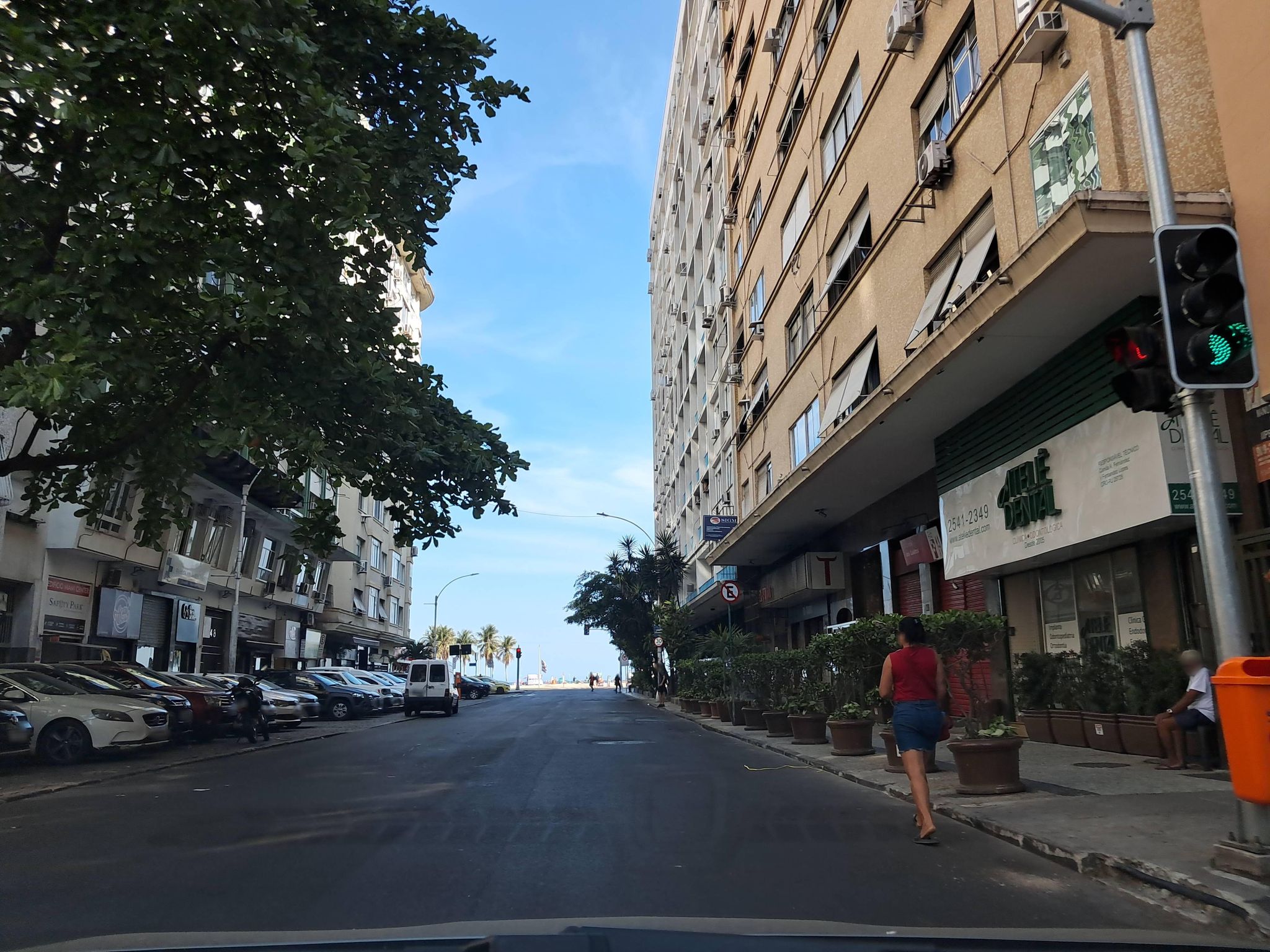 Street-level view near Edifício Presidente, Copacabana