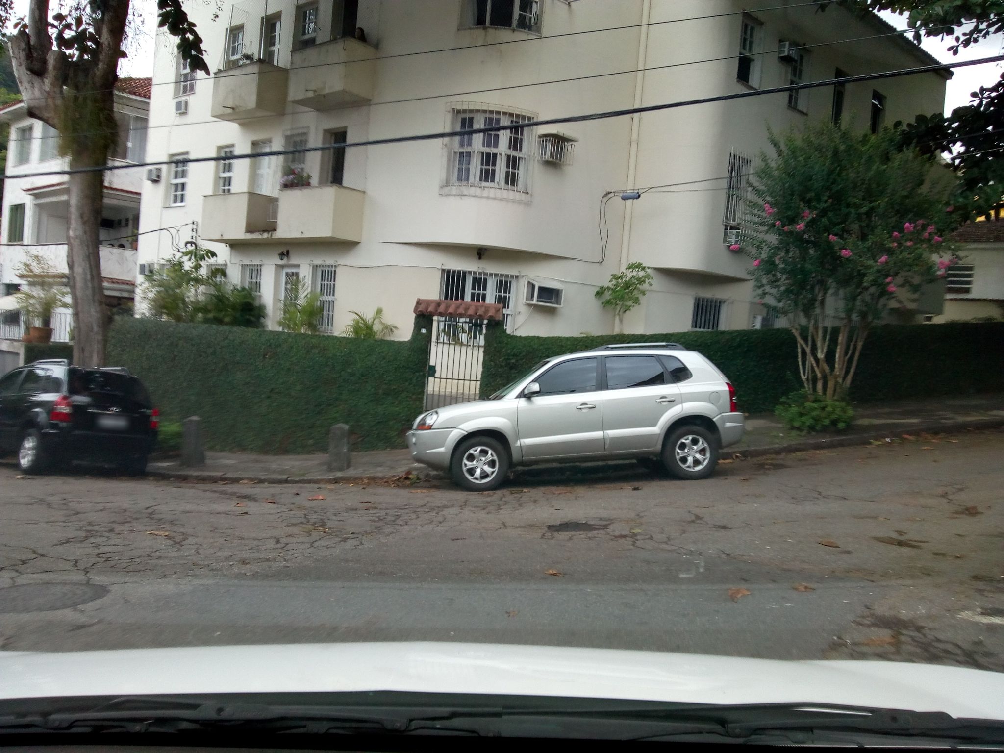Street-level view near Edifício Primavera, Jardim Botânico