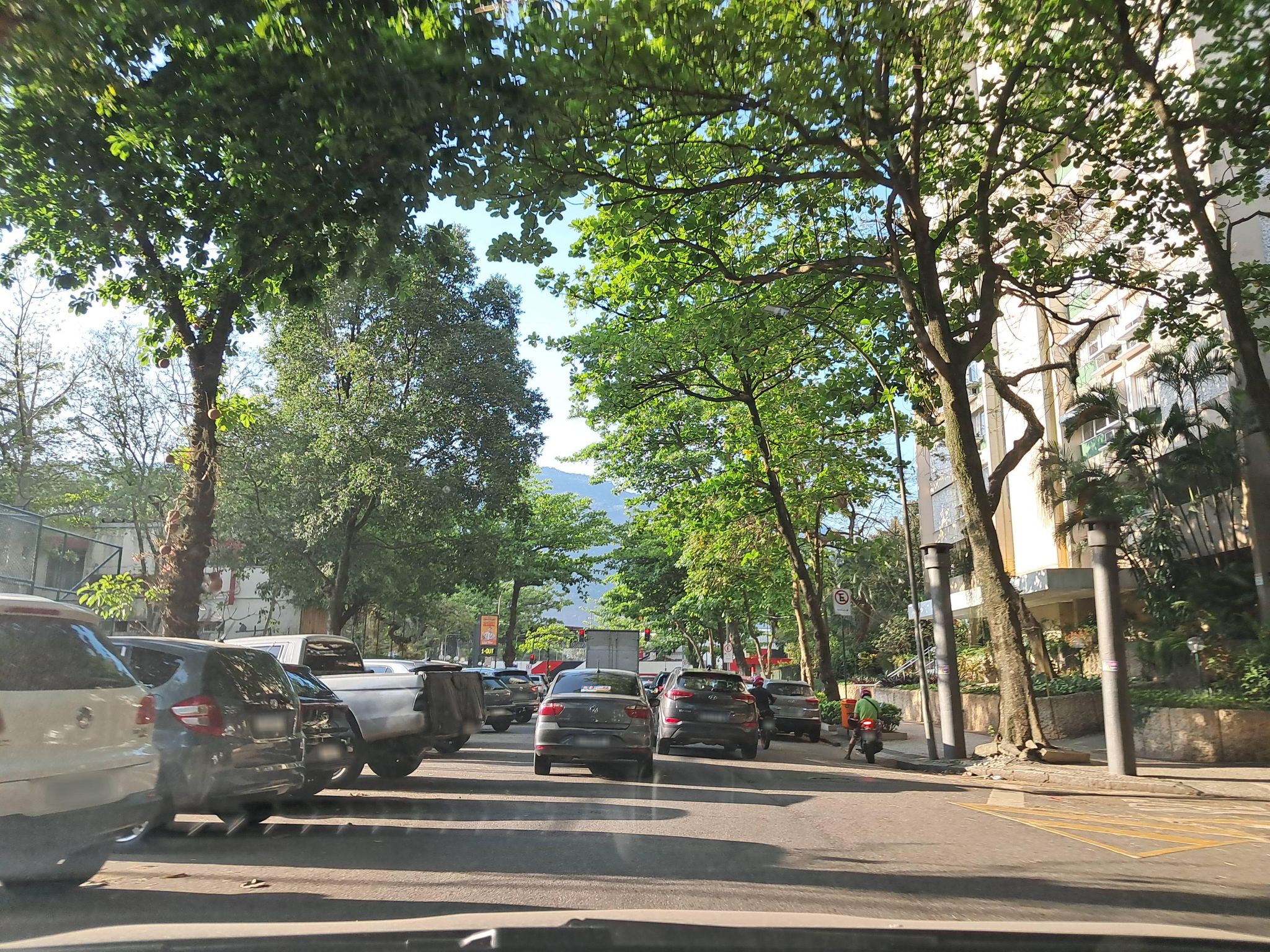 Street-level view near Edifício Primavera, Leblon