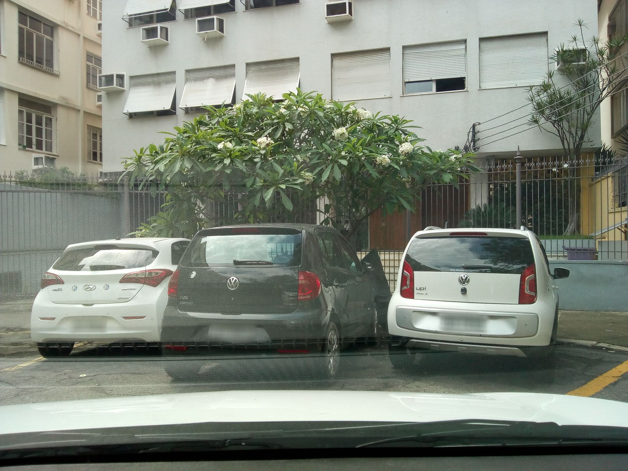 Street-level view near Edifício Primavera, Copacabana