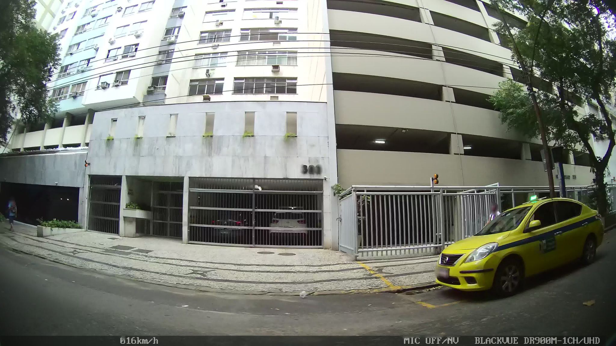 Street-level view near Edifício Prince Edward, Copacabana