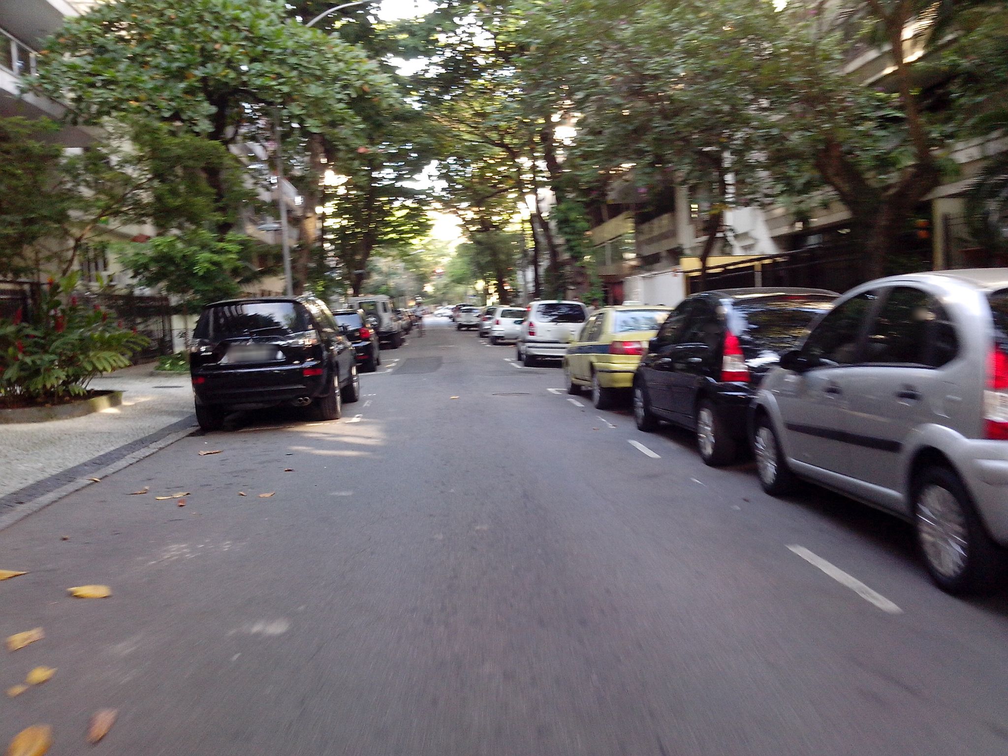 Street-level view near Edifício Princesa de Galles, Ipanema