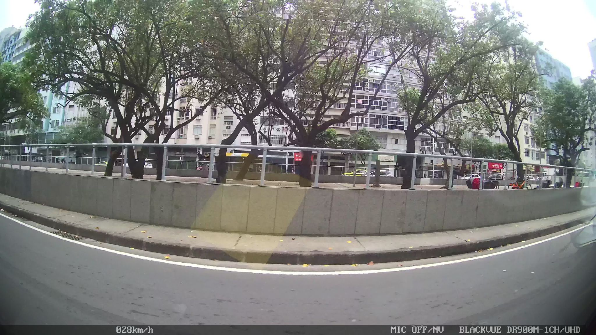 Street-level view near Edifício Princesa Isabel, Leme