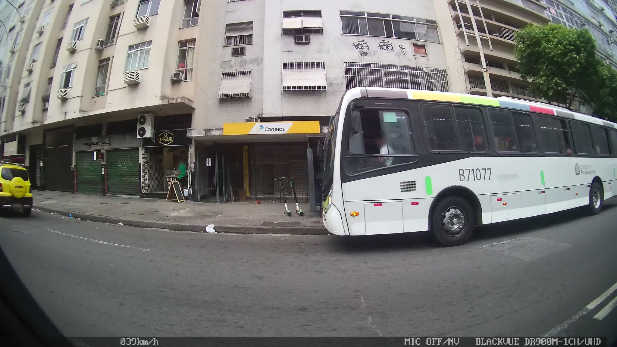 Street-level view near Edifício Princesa Isabel, Copacabana