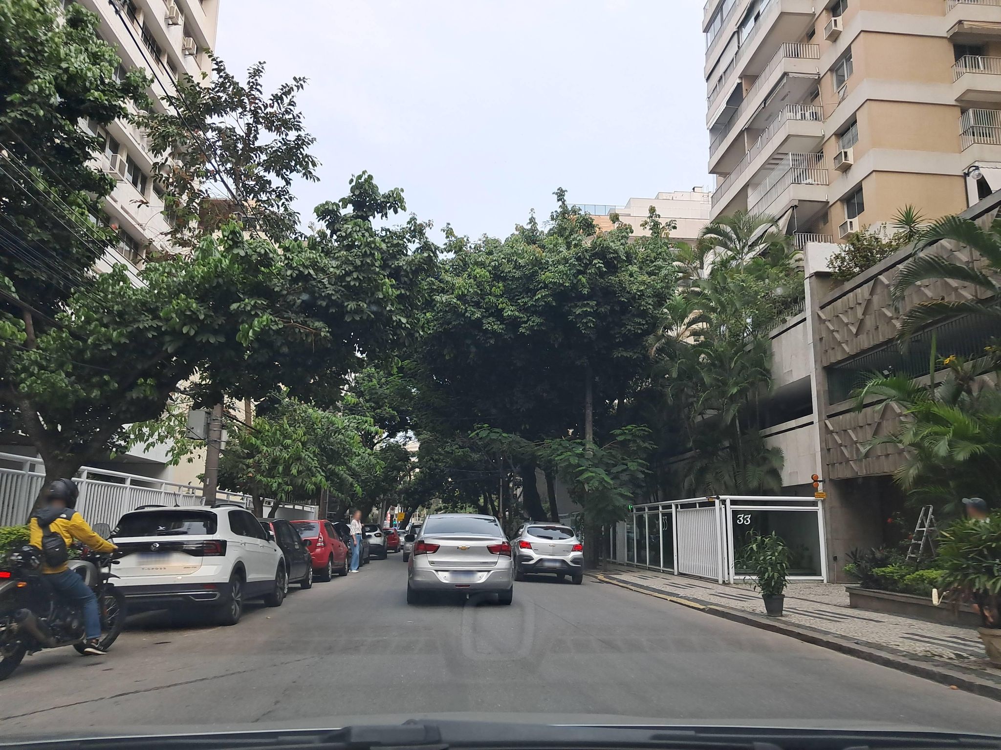 Street-level view near Edifício Princesa Marcella, Gávea