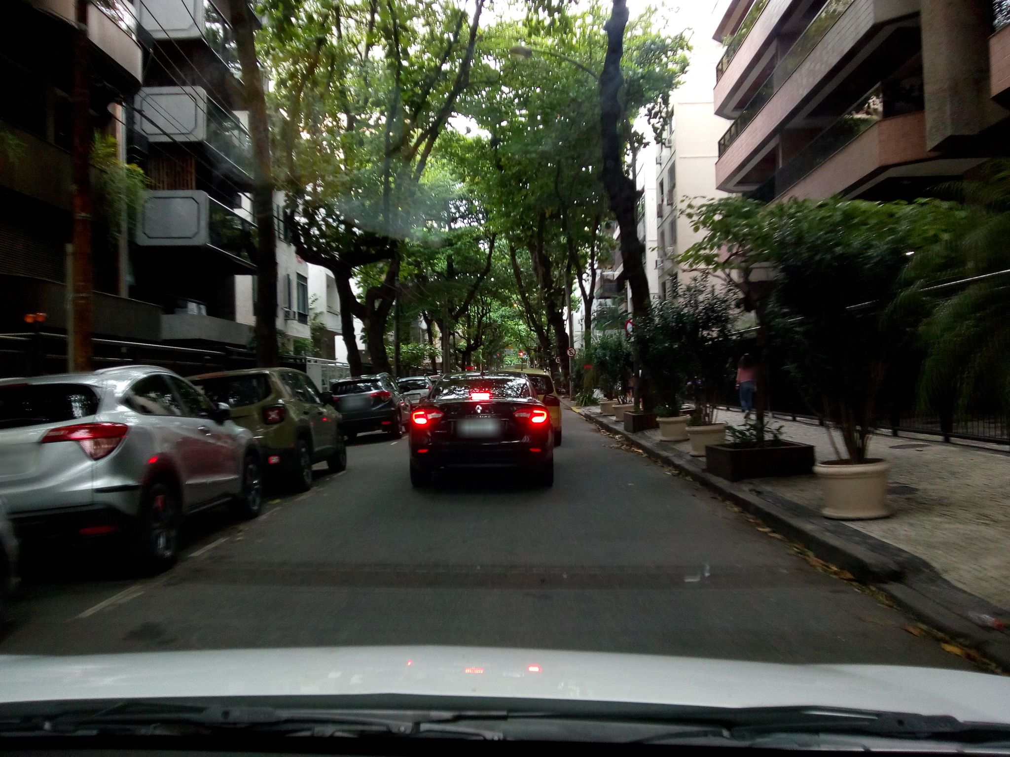 Street-level view near Edifício Principado de Mônaco, Leblon