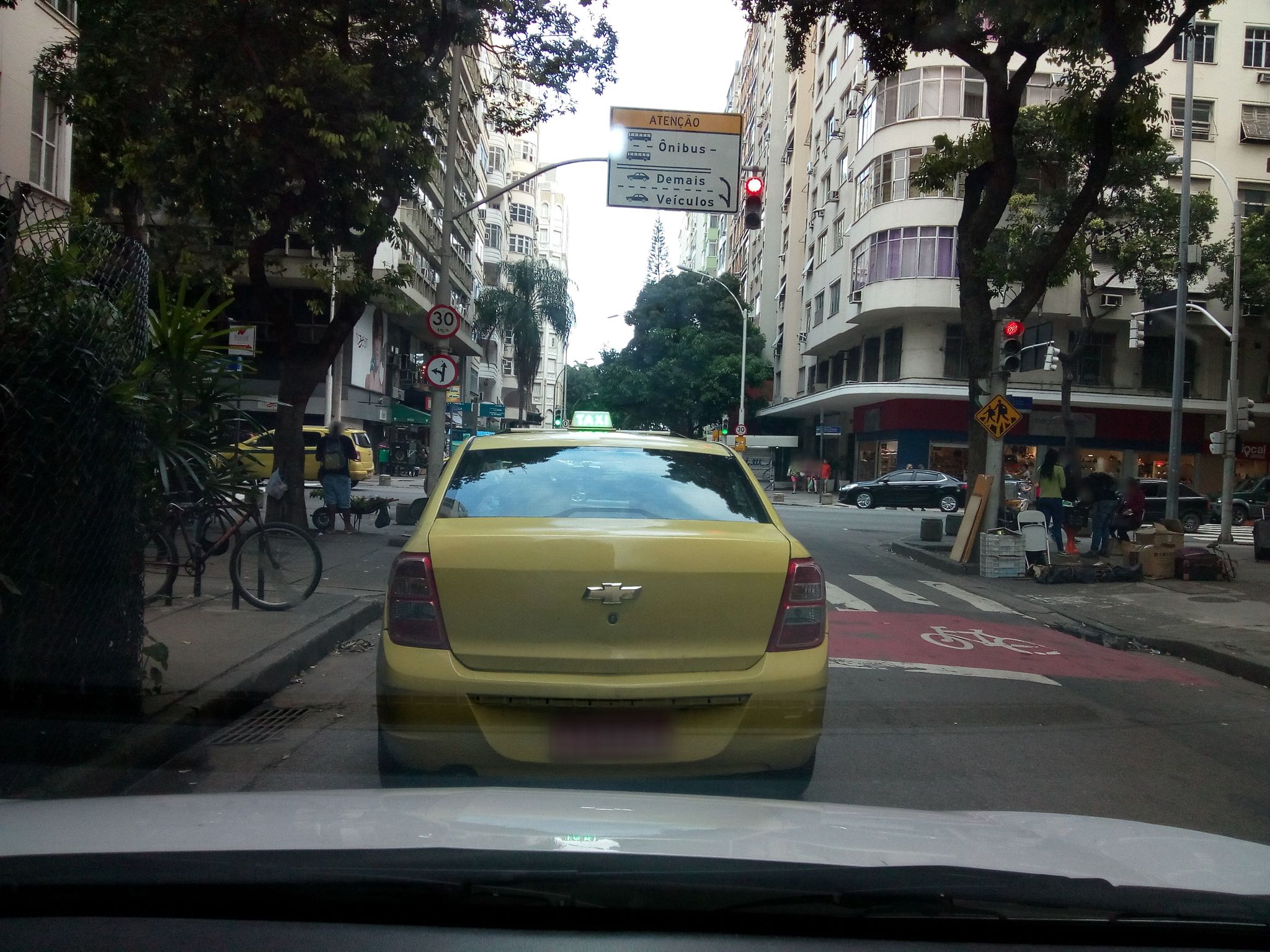 Street-level view near Edifício Principe, Copacabana