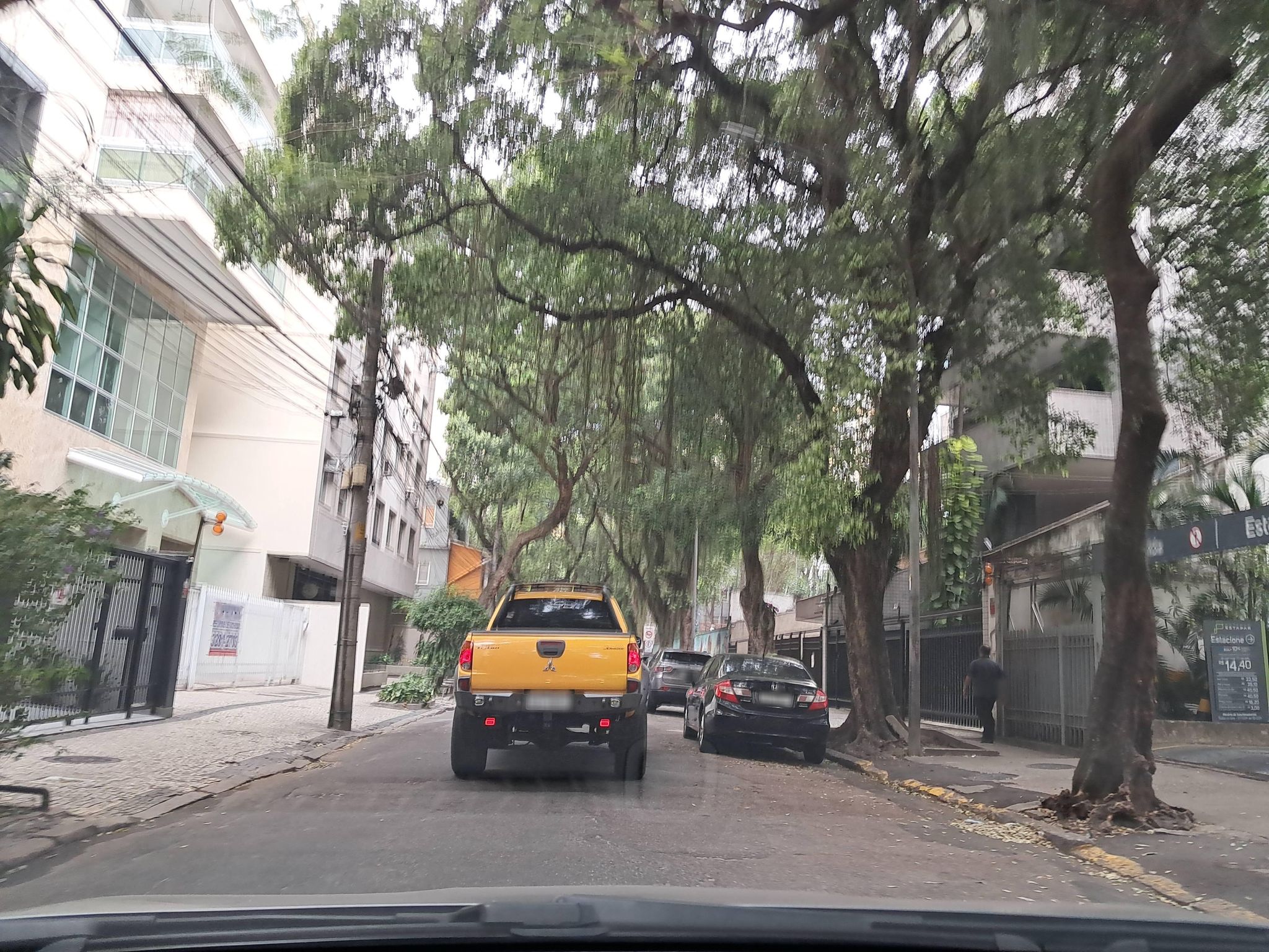 Street-level view near Edifício Professor Flexa Ribeiro, Botafogo