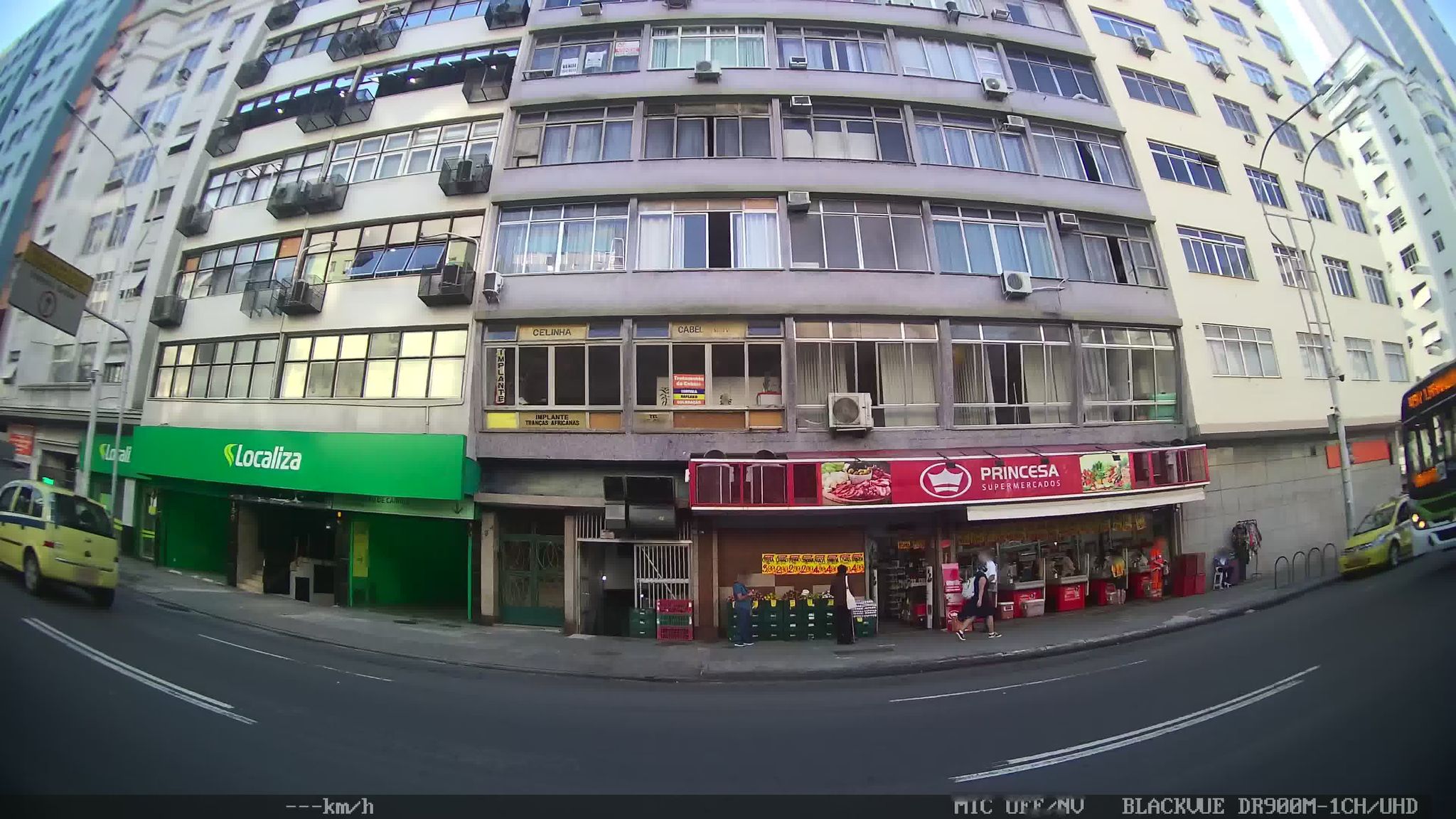 Street-level view near Edifício Professor Zerbini, Copacabana