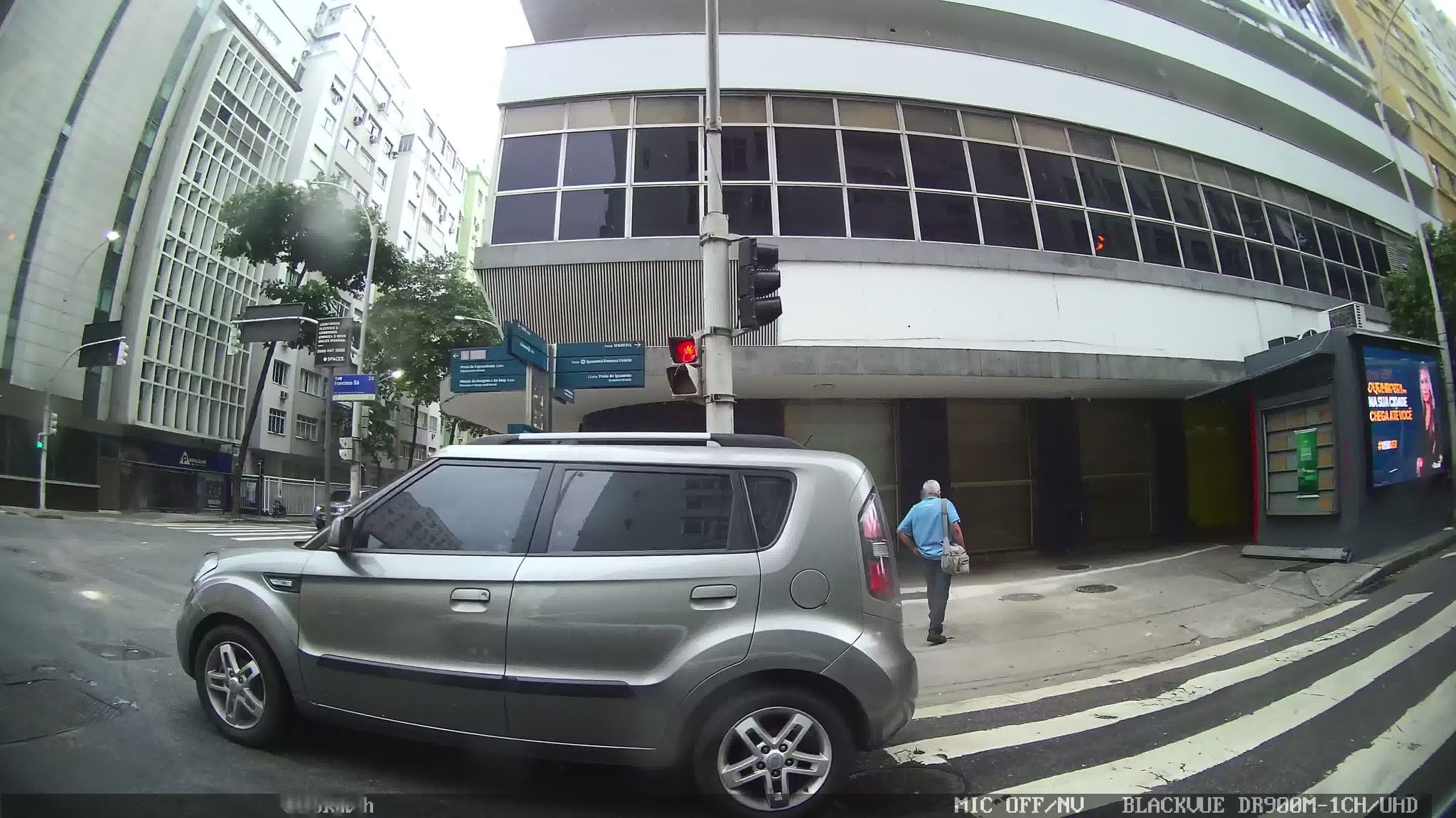 Street-level view near Edifício Profissional Building, Copacabana