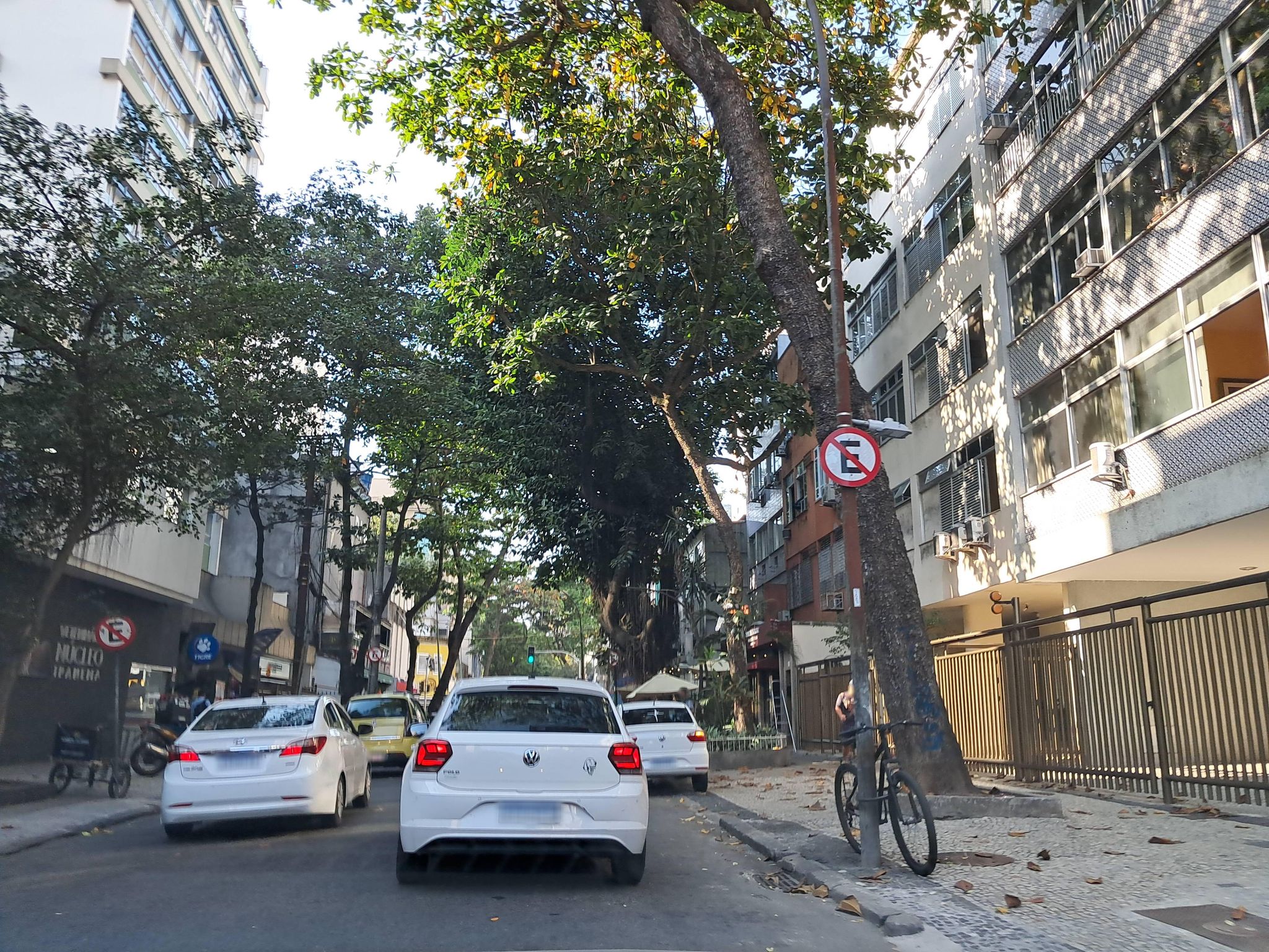 Street-level view near Edifício Propriá, Ipanema