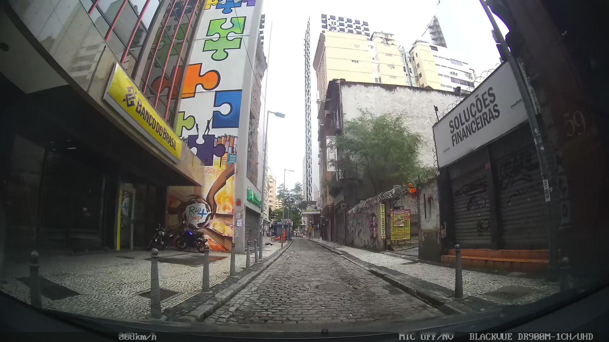 Street-level view near Edifício Provedor Lourenço M. de Queiroz, Centro