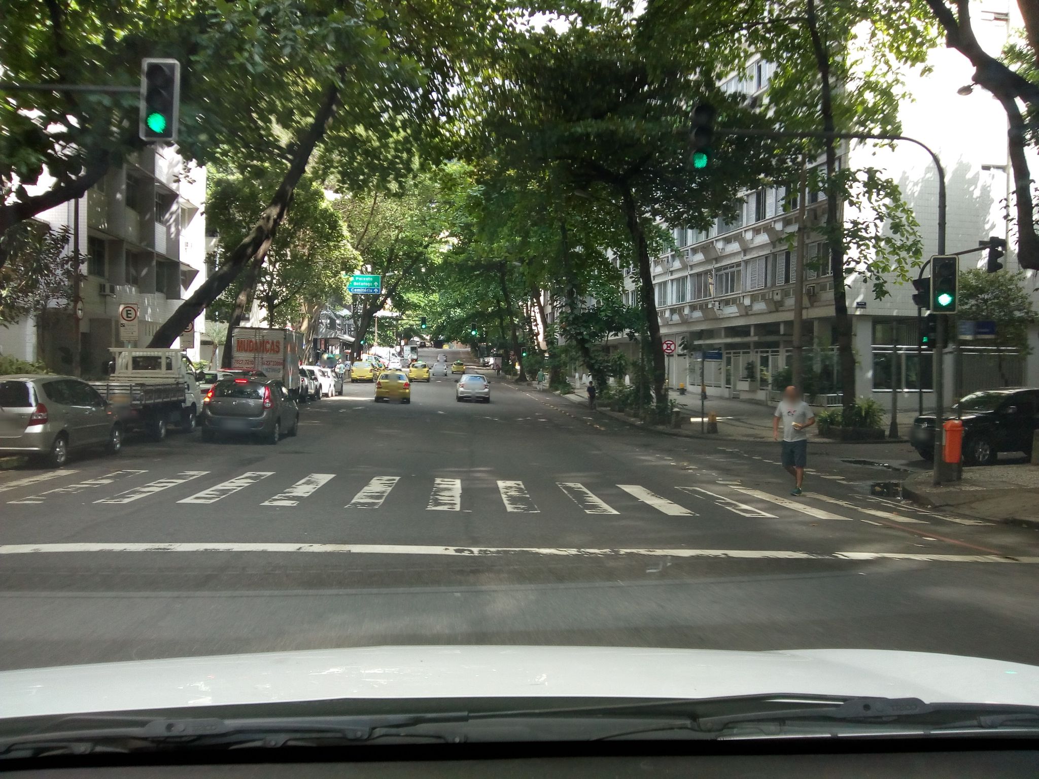 Street-level view near Edifício Provença, Copacabana